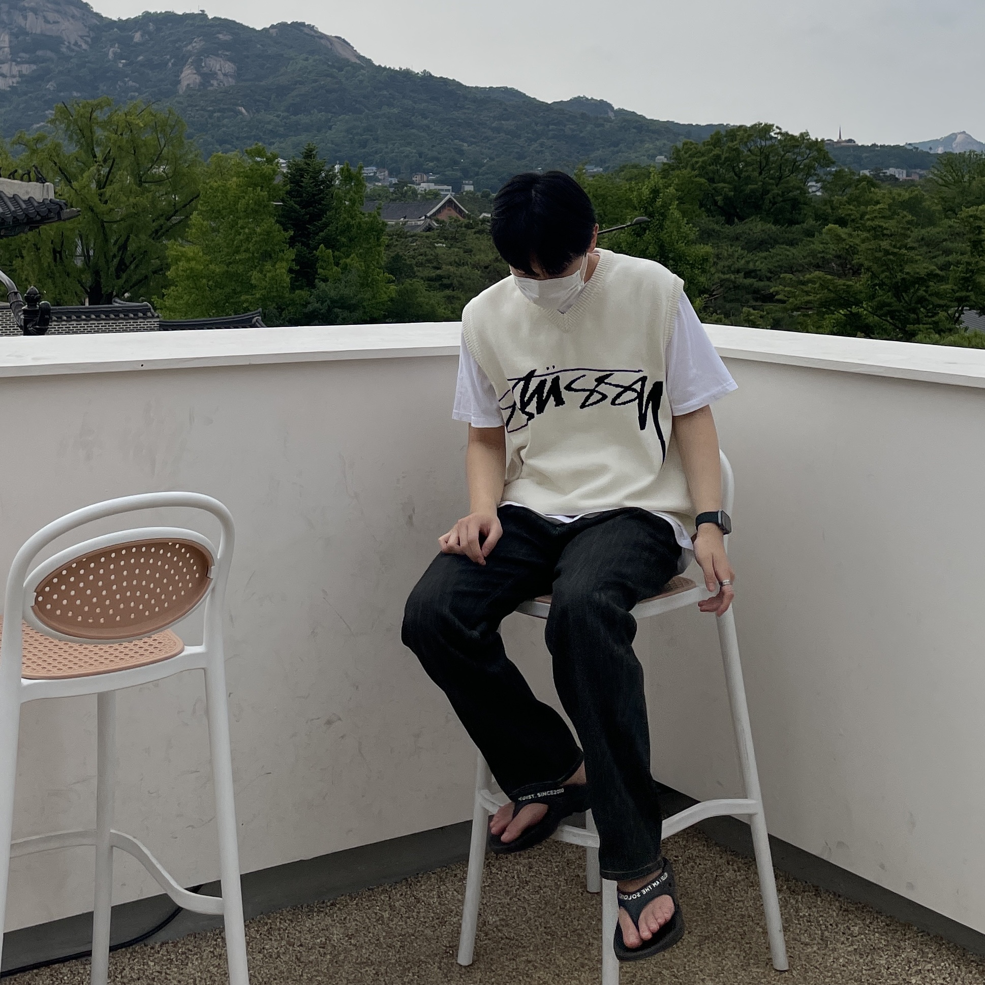 Stussy Sweater Vest Natural, Oofos x Takahiromiyashita The Soloist Signature Flip-Flop Black White 착용 스타일 - 1