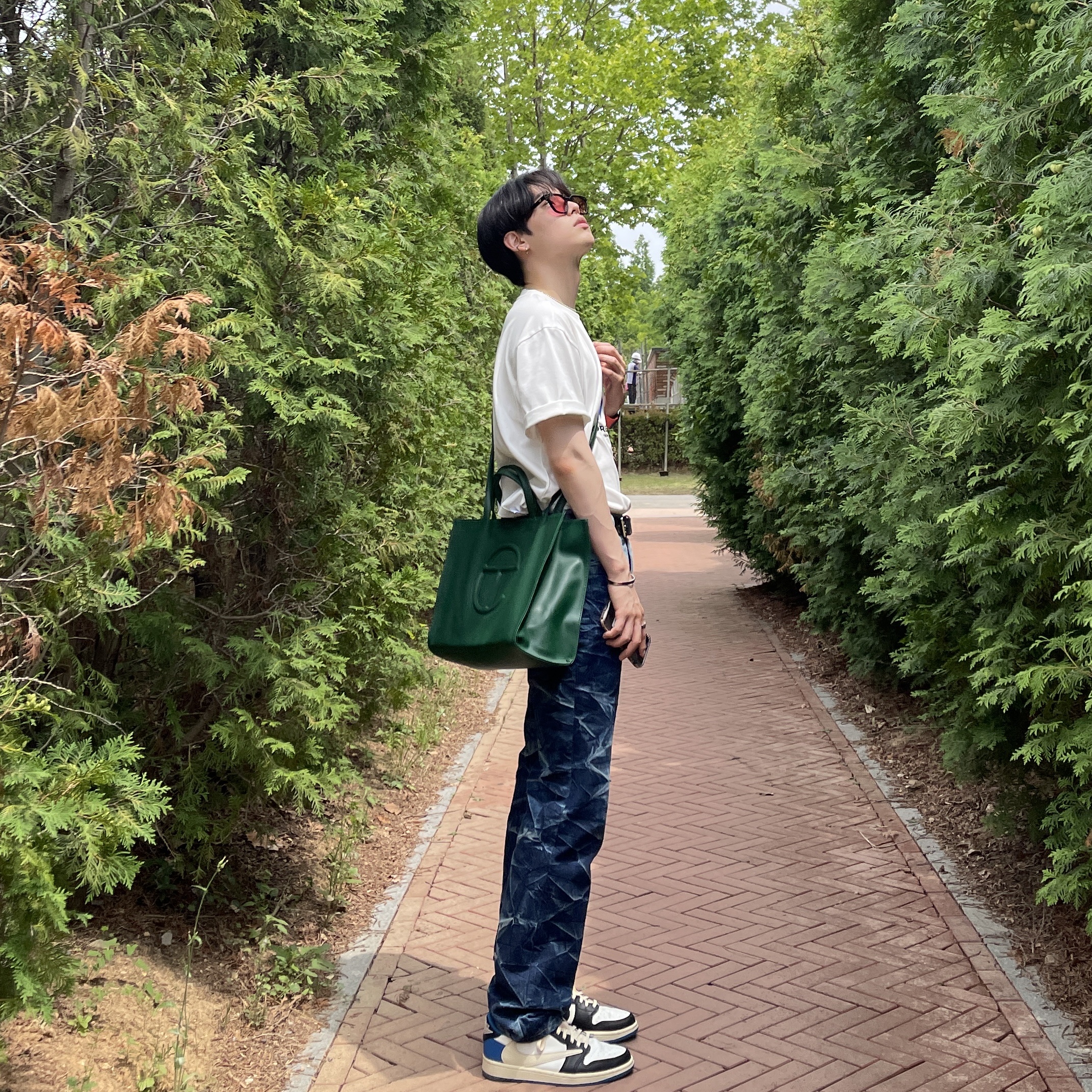 Jordan 1 x Travis Scott x Fragment Retro Low OG SP Military Blue, Telfar Medium Shopping Bag Dark Olive 착용 스타일 - 1