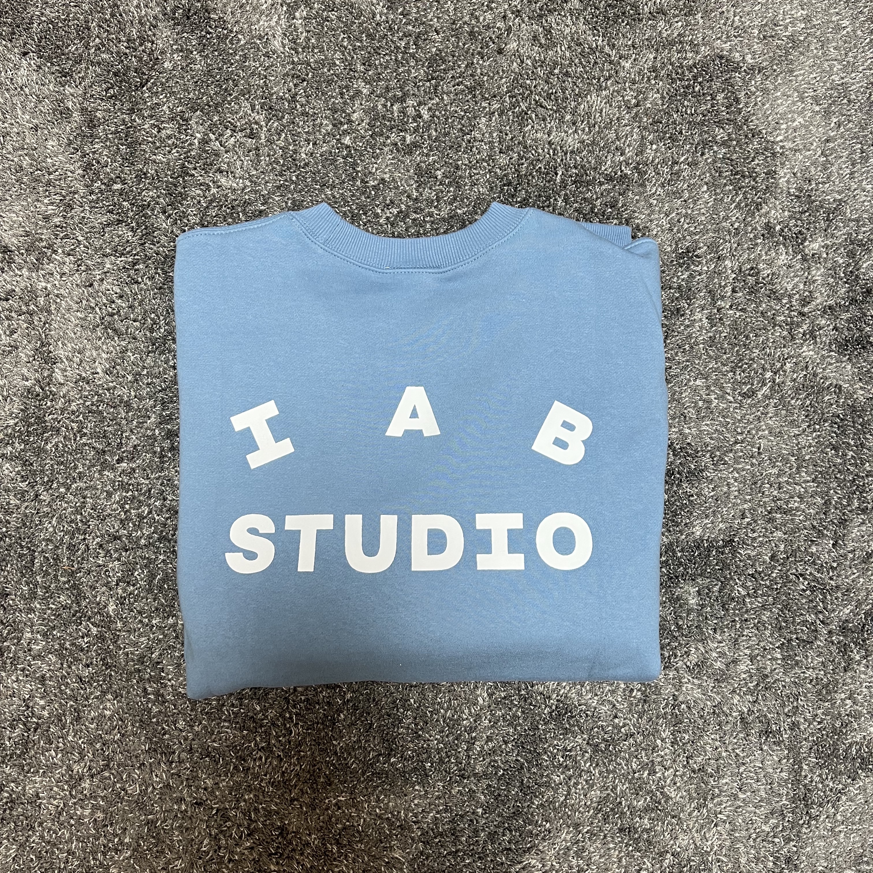 IAB Studio Crewneck Sky Blue 착용 스타일