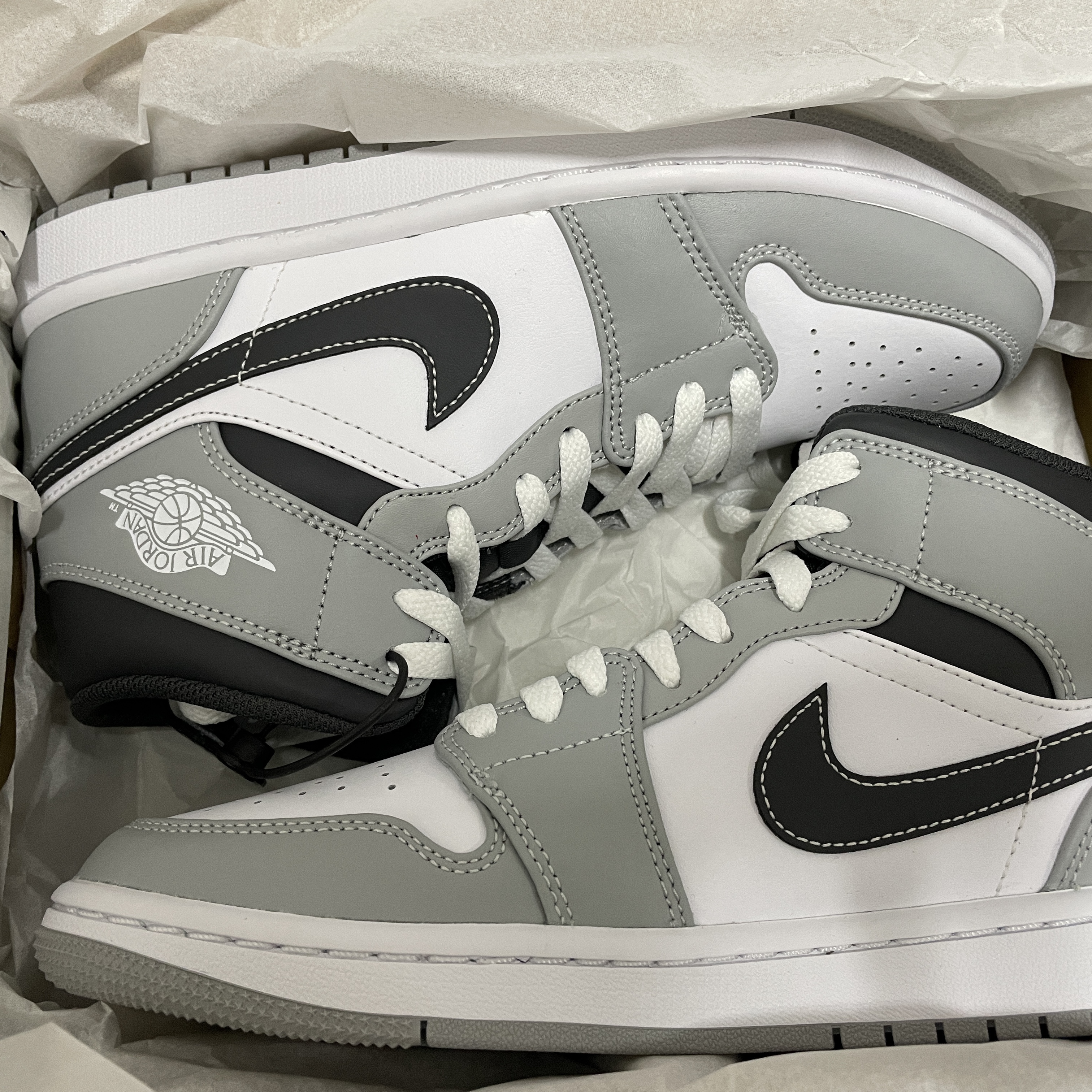 Jordan 1 Mid Light Smoke Grey Anthracite 착용 스타일 - 2