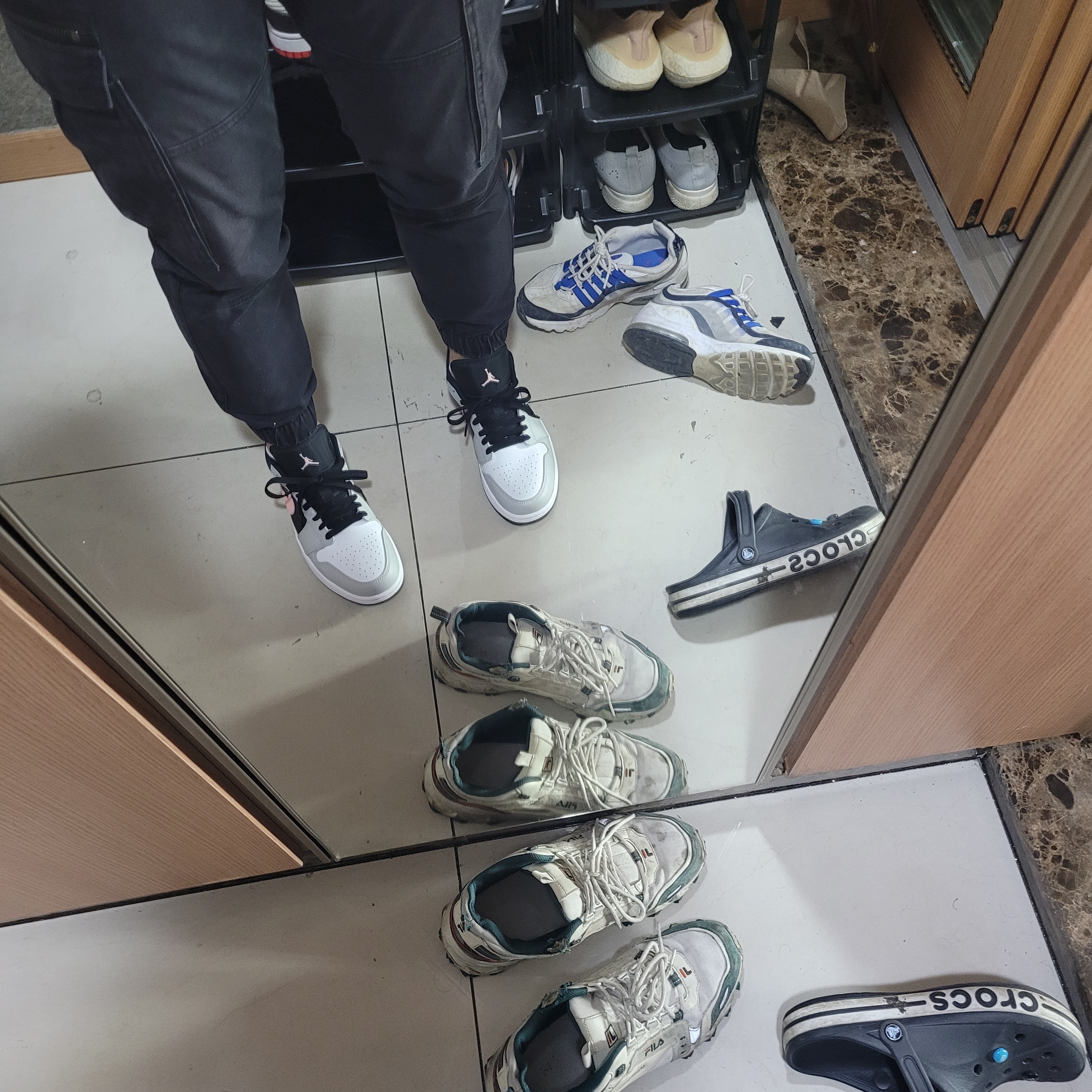 Jordan 1 Low Grey Fog Black Bleached Coral 착용 스타일 - 1