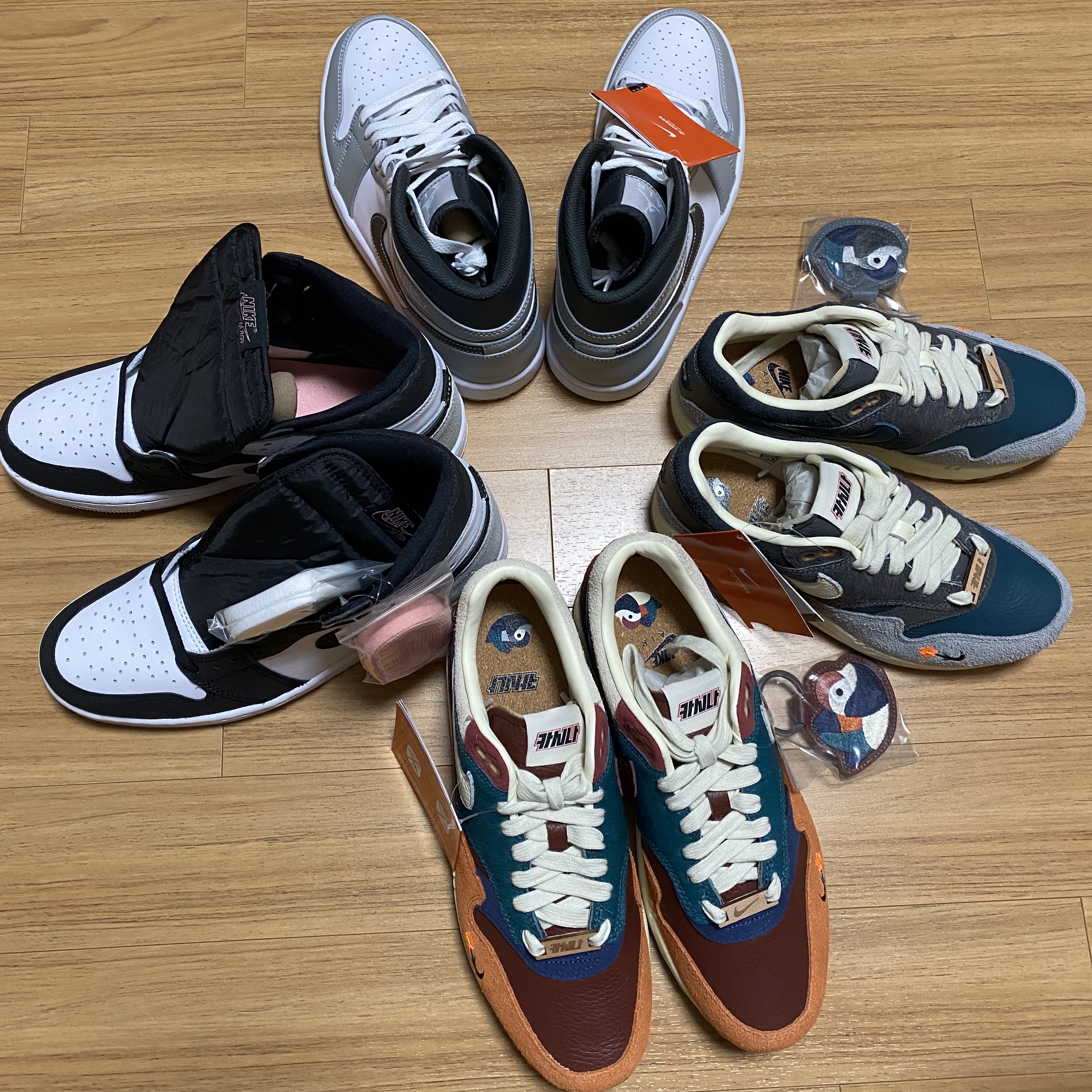 Jordan 1 Retro High OG Bleached Coral, Jordan 1 Mid Light Smoke Grey Anthracite 착용 스타일