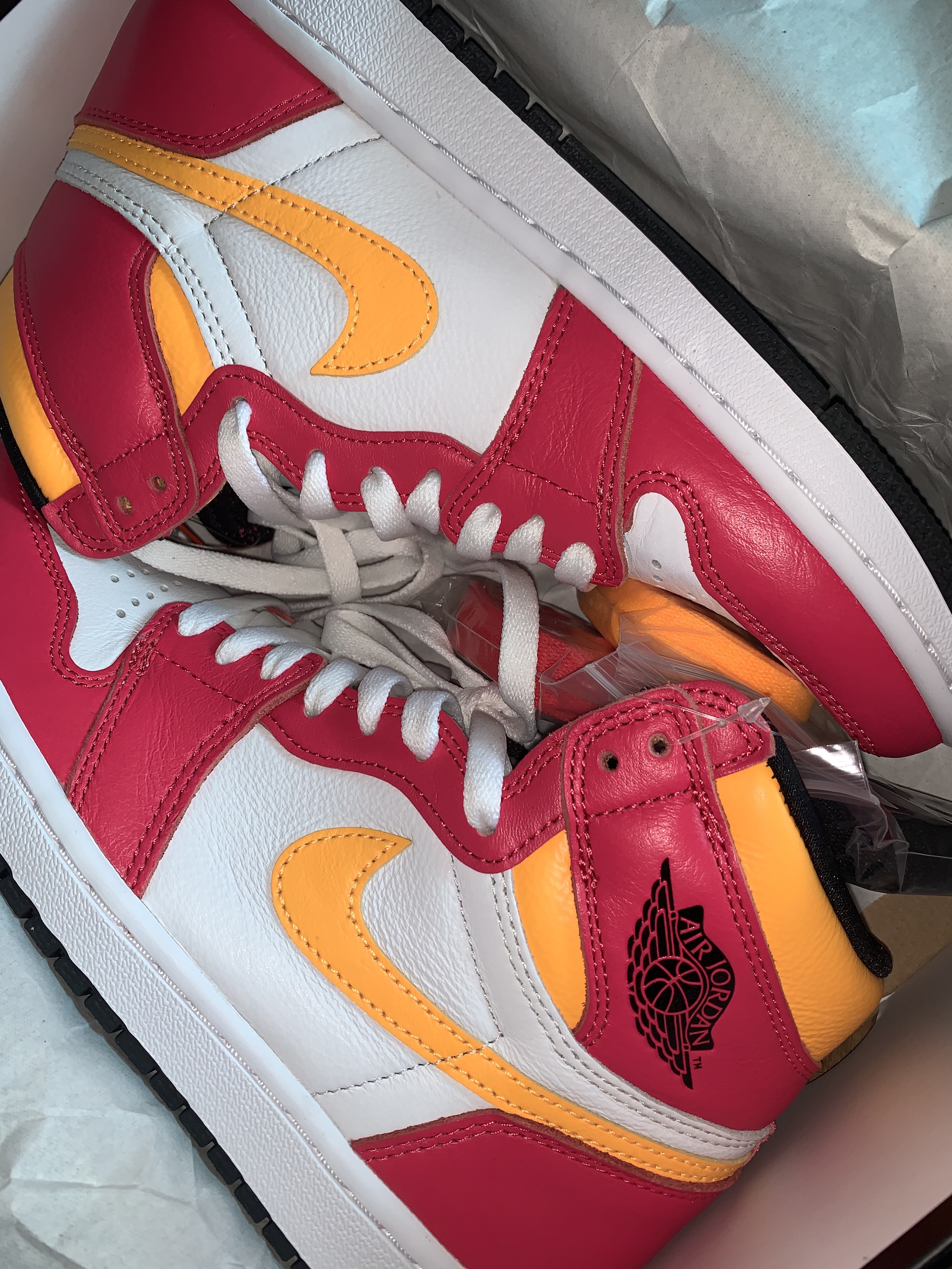 Jordan 1 Retro High OG Light Fusion Red 착용 스타일 - 1