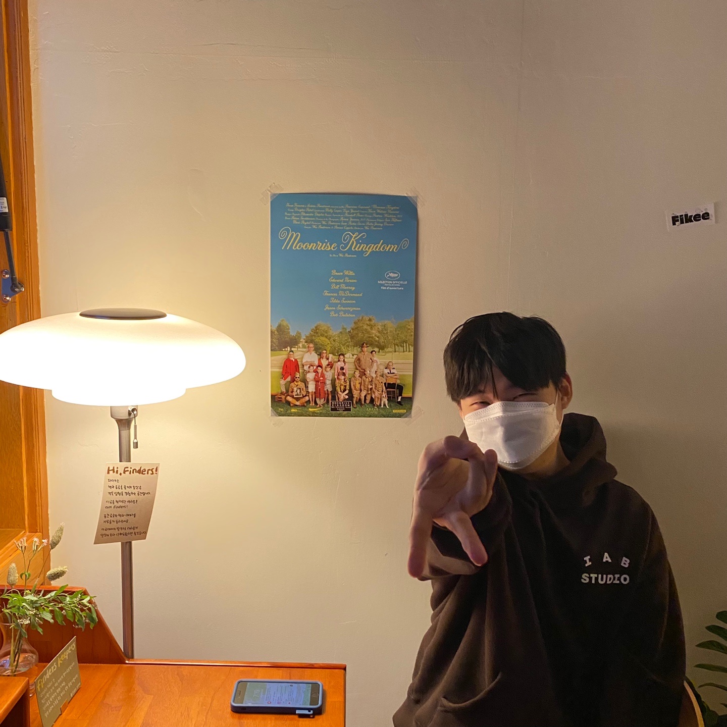 IAB Studio Hoodie Brown 착용 스타일 - 3