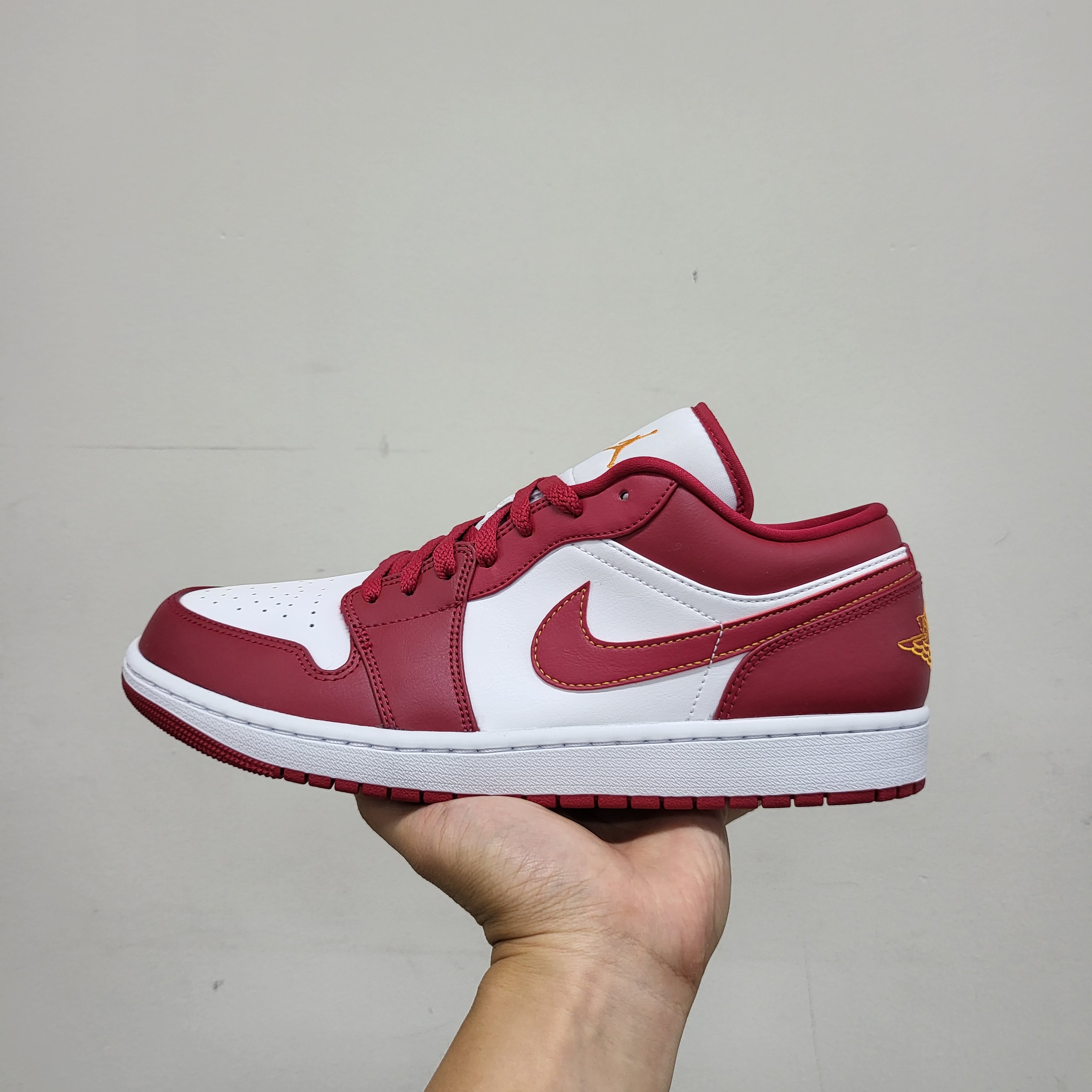 Jordan 1 Low Cardinal Red 착용 스타일 - 1