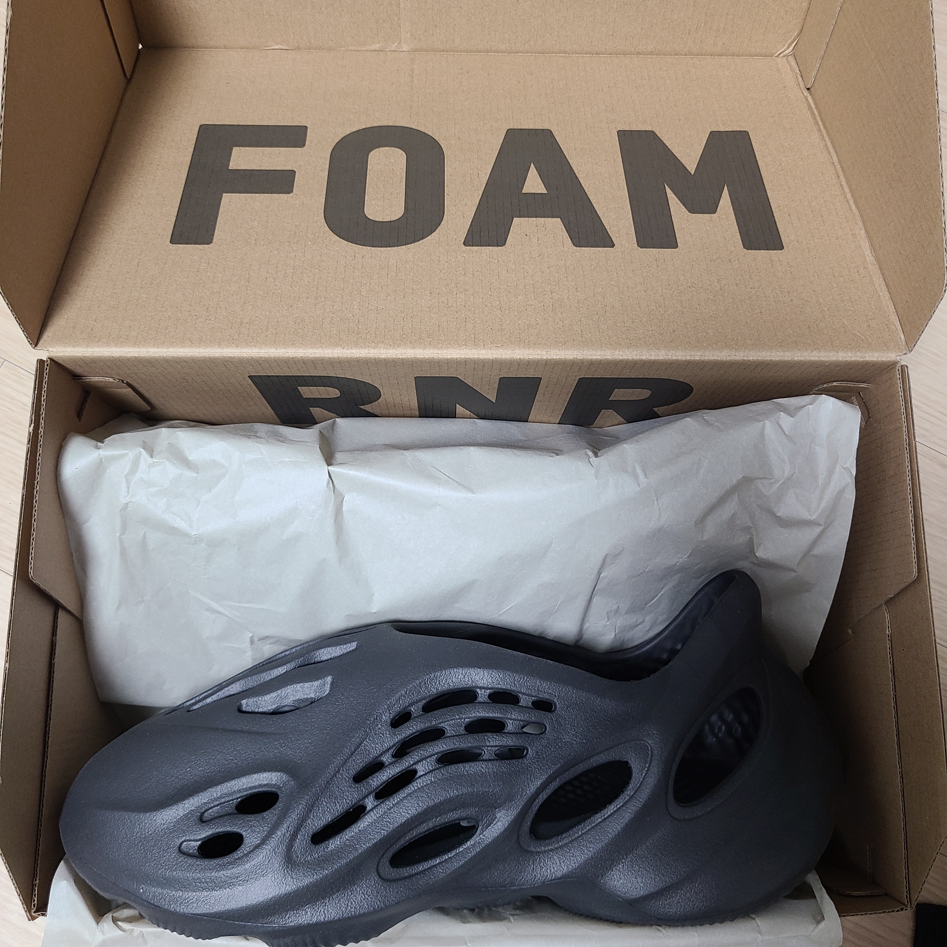 Adidas Yeezy Foam RNNR Onyx 착용 스타일 - 2