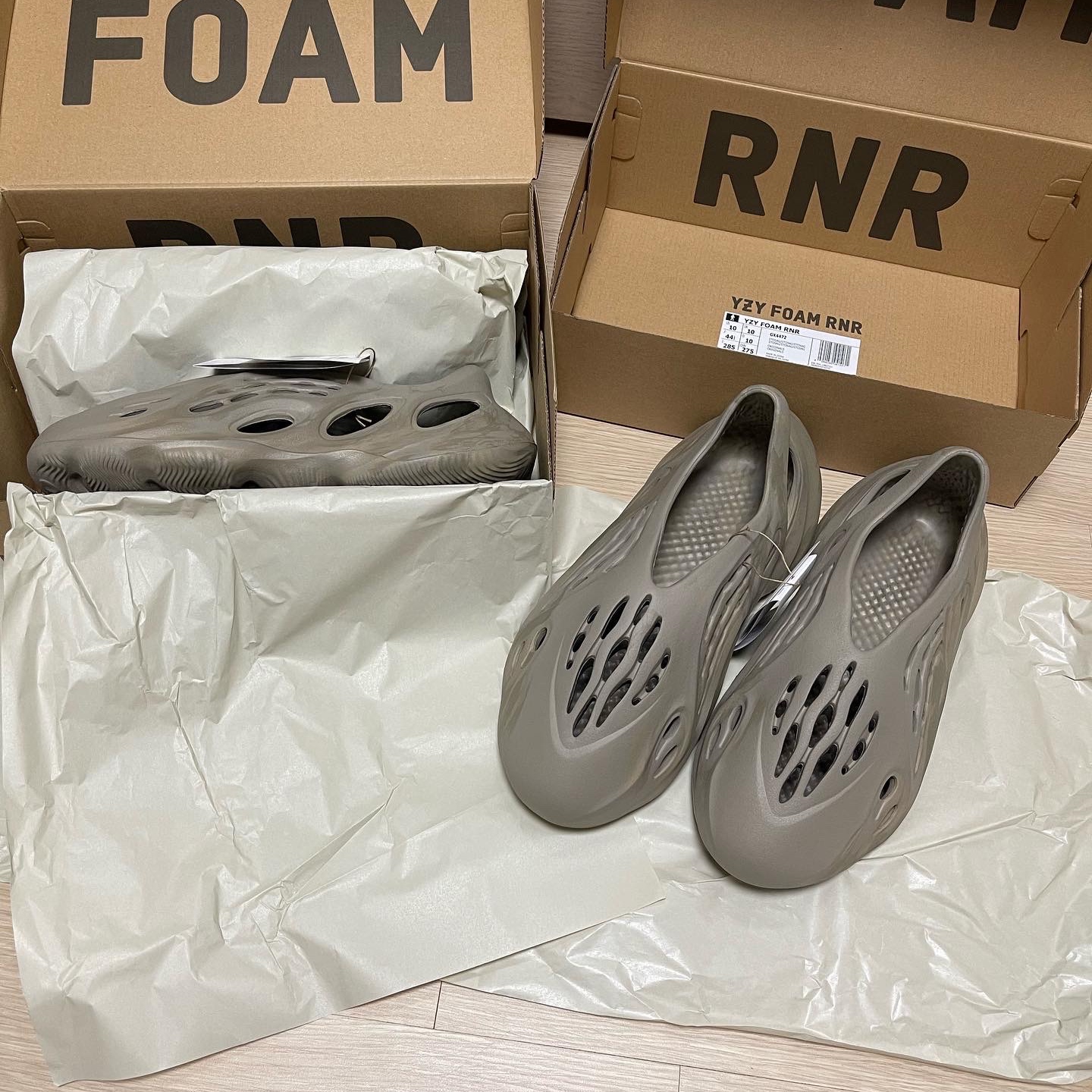 Adidas Yeezy Foam RNNR Stone Sage, Nike x Travis Scott NRG BH Pants Velvet Brown - US/EU 착용 스타일 - 3