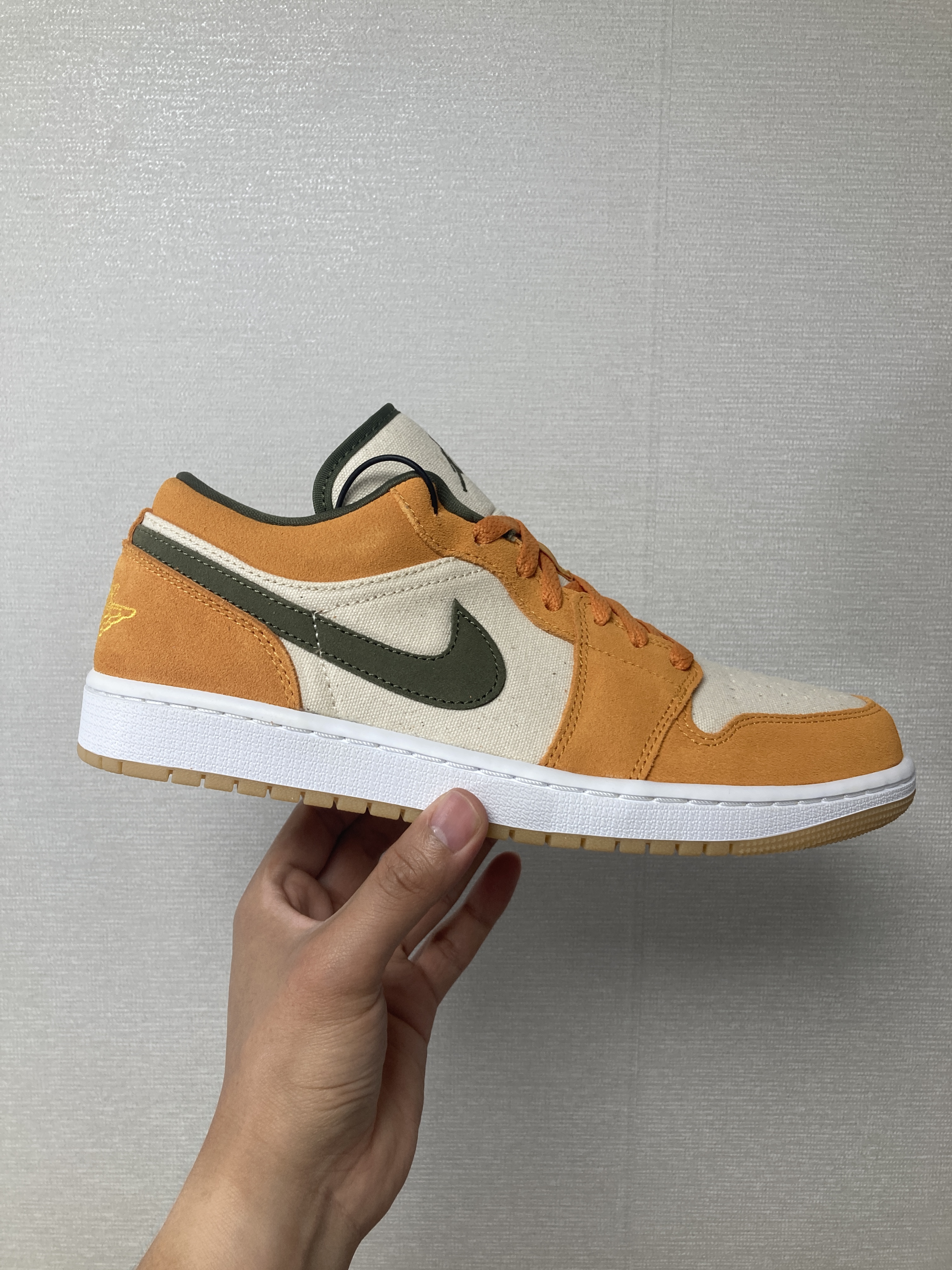 Jordan 1 Low SE Light Curry 착용 스타일 - 2