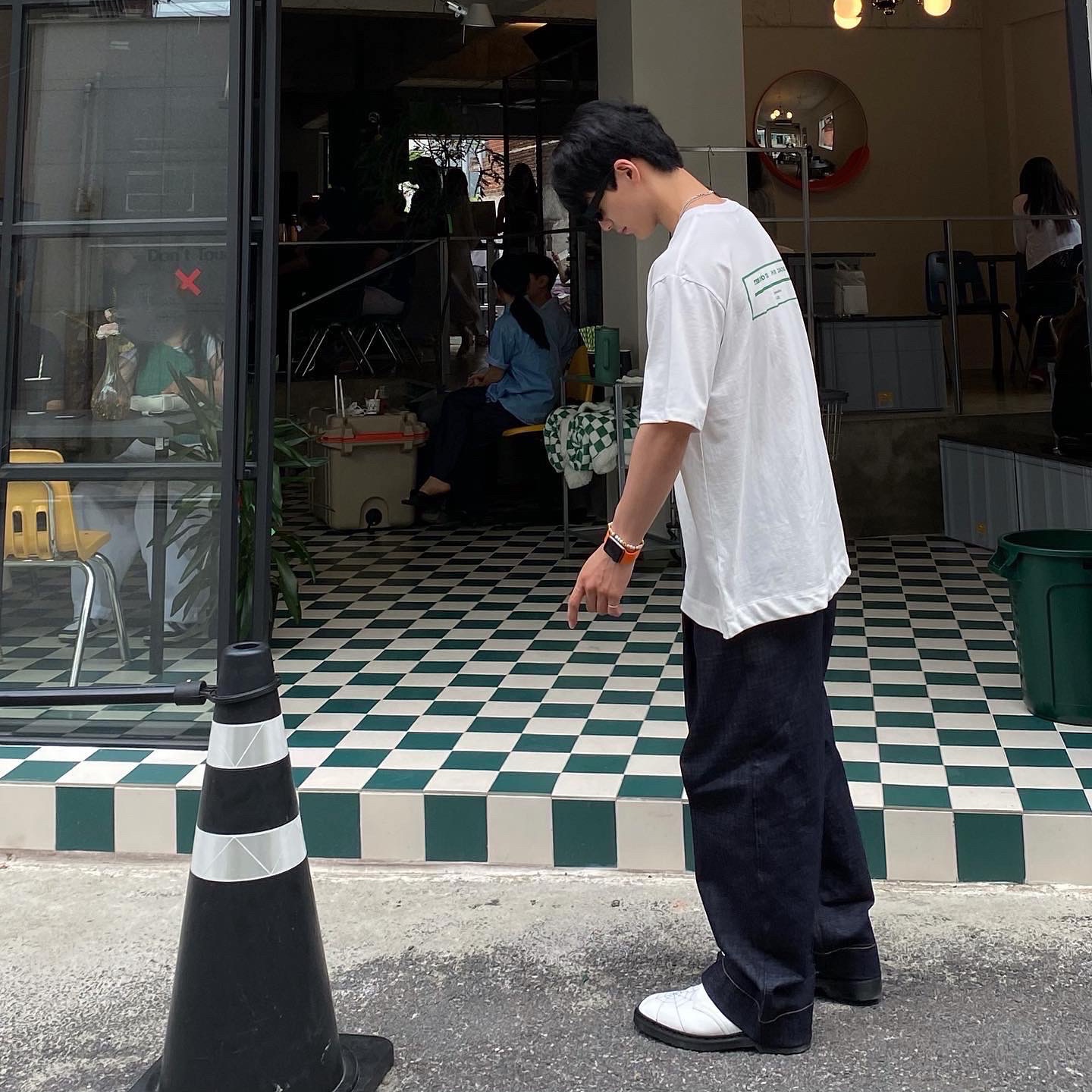 Dr. Martens x Supreme Spiderweb 3-Eye Shoe White 착용 스타일 - 1