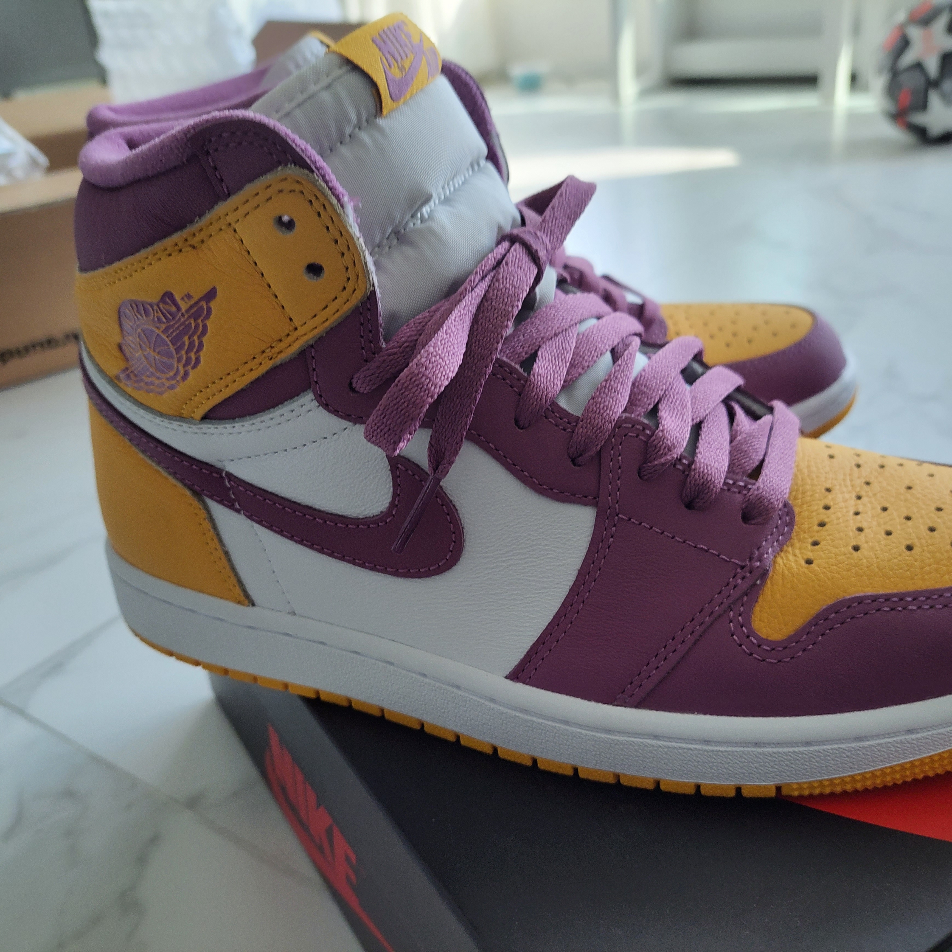 Jordan 1 Retro High OG University Gold Light Bordeaux 착용 스타일 - 2