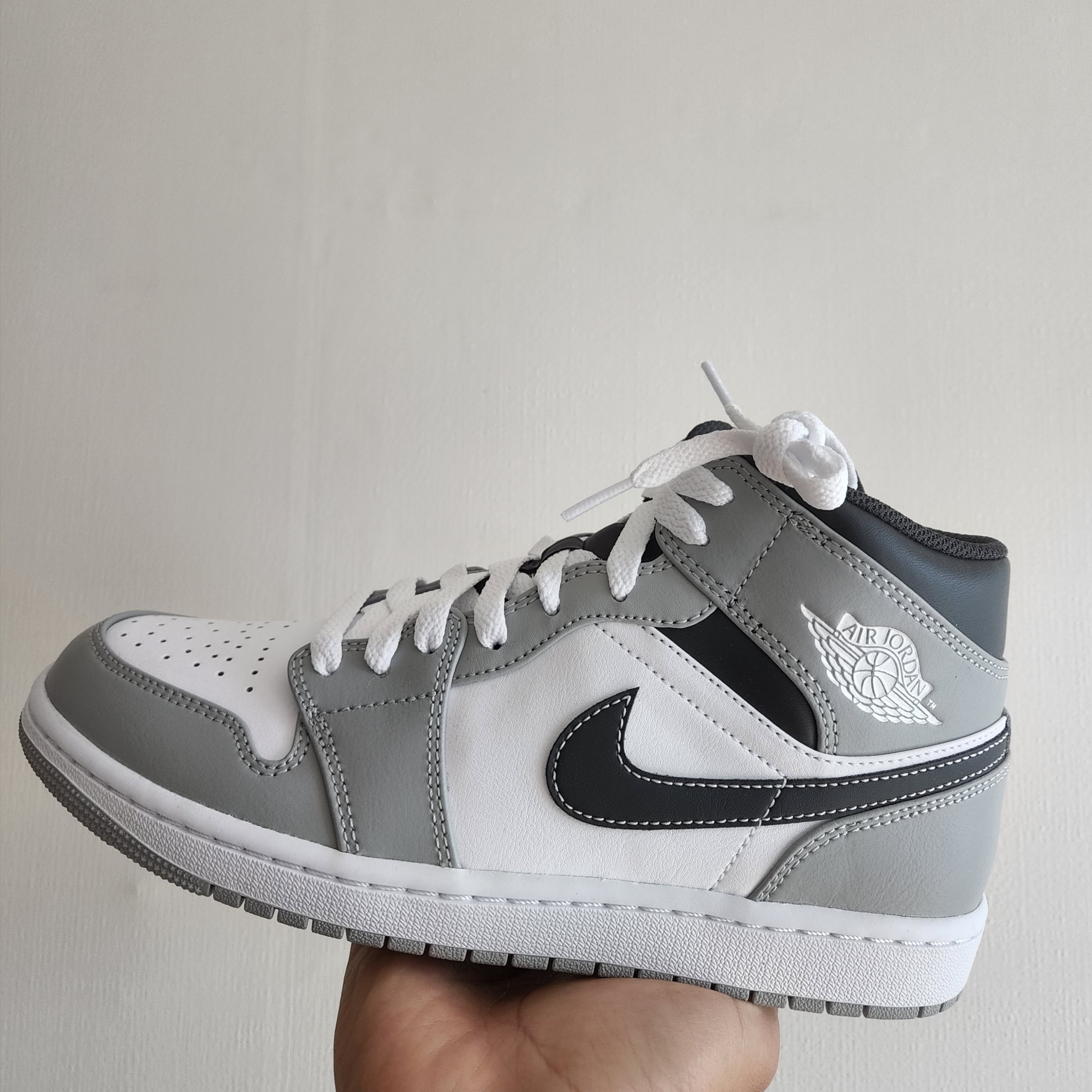 Jordan 1 Mid Light Smoke Grey Anthracite 착용 스타일