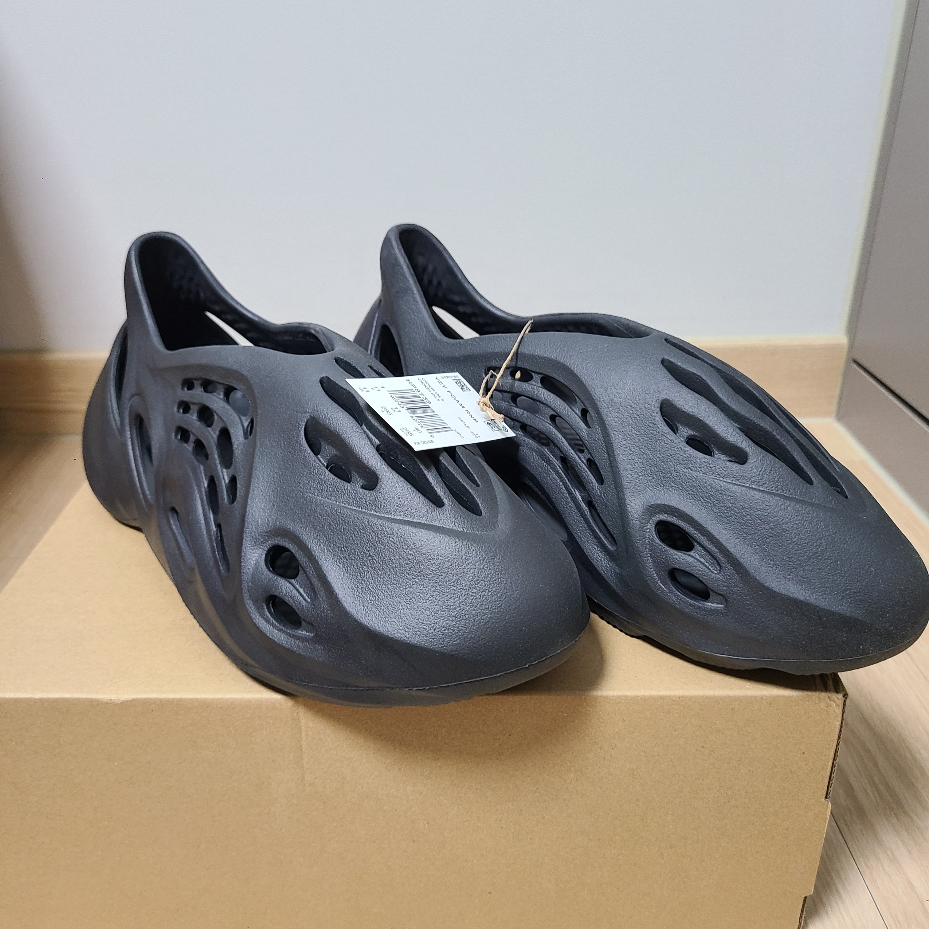 Adidas Yeezy Foam RNNR Onyx 착용 스타일 - 3