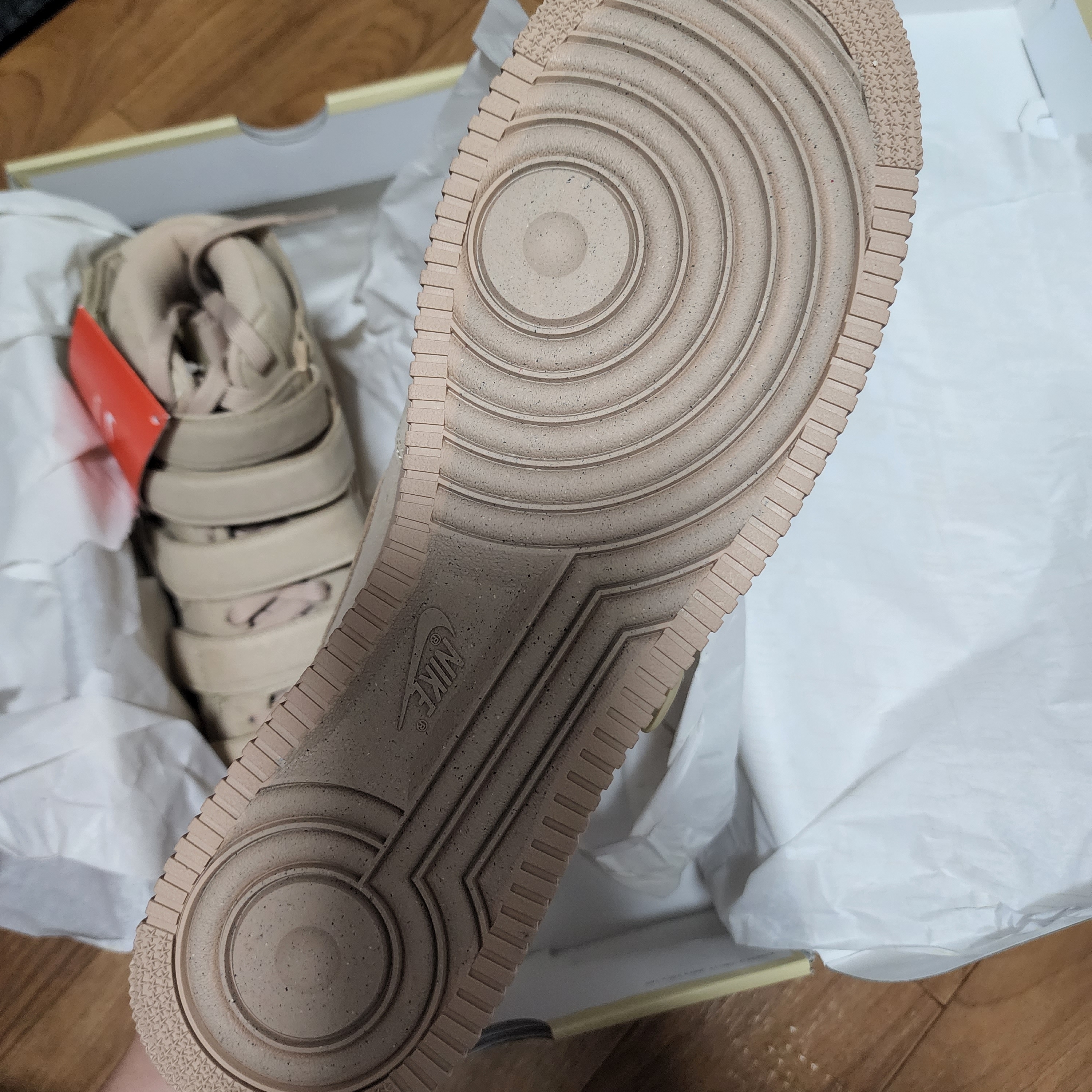 Nike x Billie Eilish Air Force 1 High '07 SP Mushroom 착용 스타일 - 4