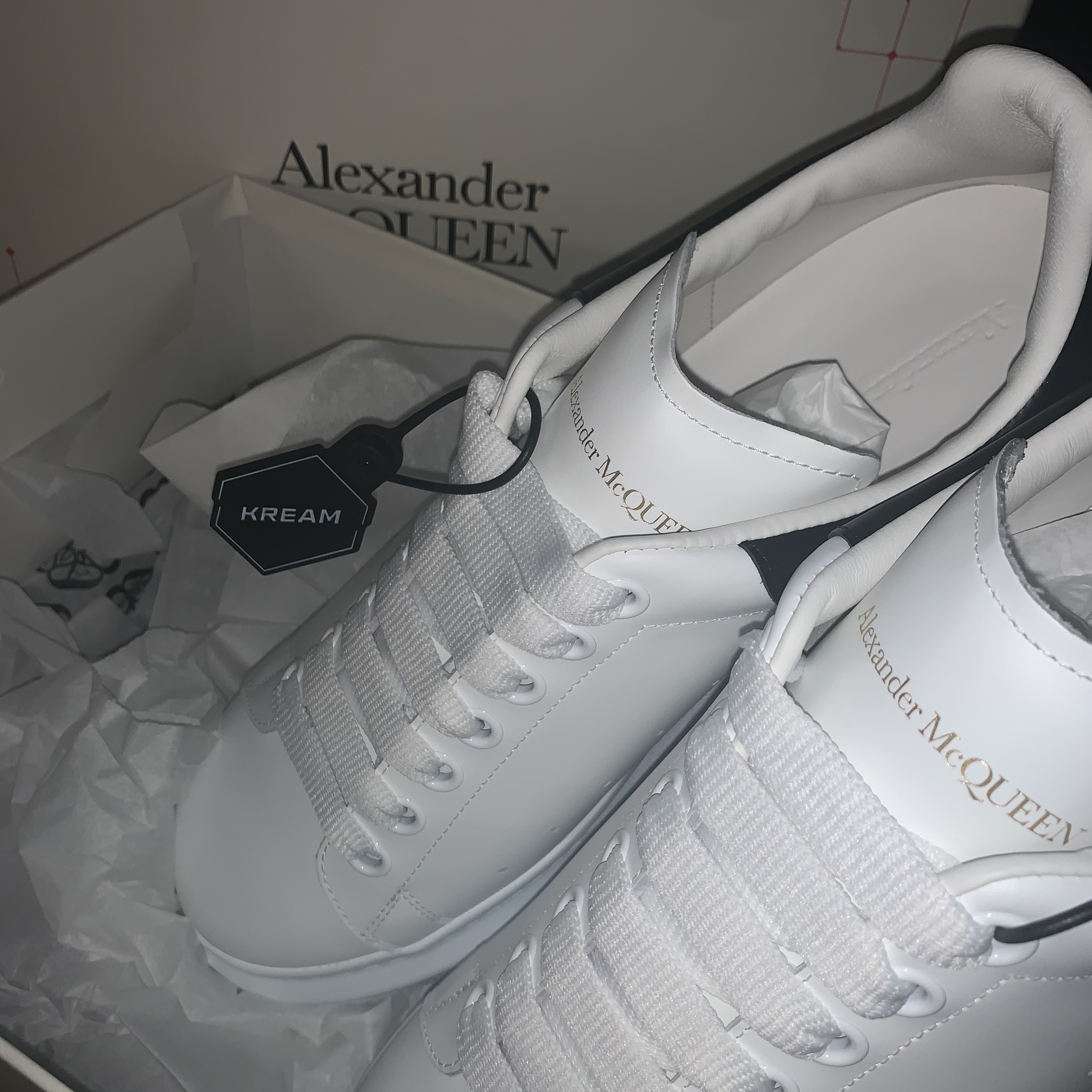 Alexander McQueen Oversized Sneakers White Black 착용 스타일