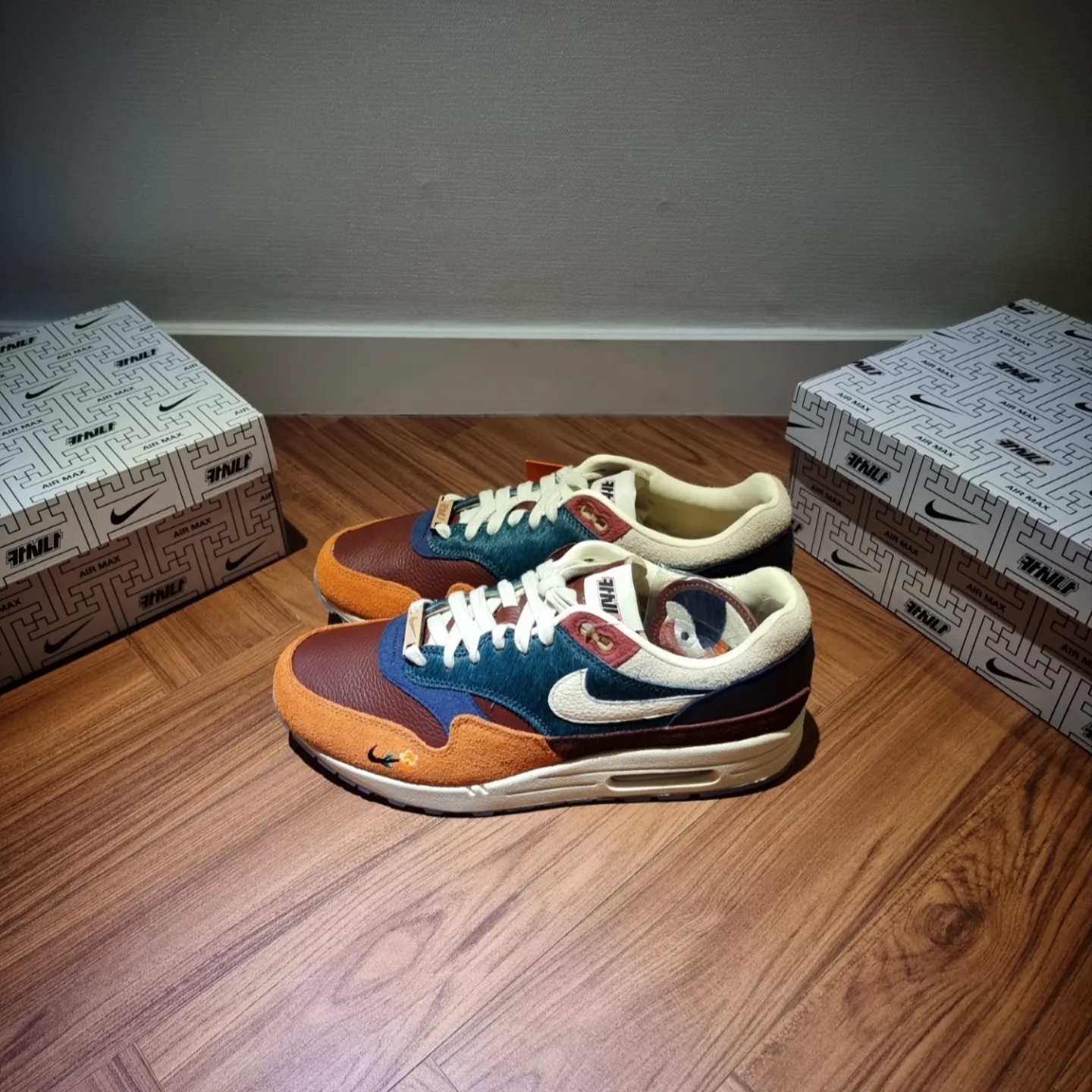 Nike x Kasina Air Max 1 SP Won-Ang Orange, Nike x Kasina Air Max 1 SP Won-Ang Particle Grey 착용 스타일 - 1