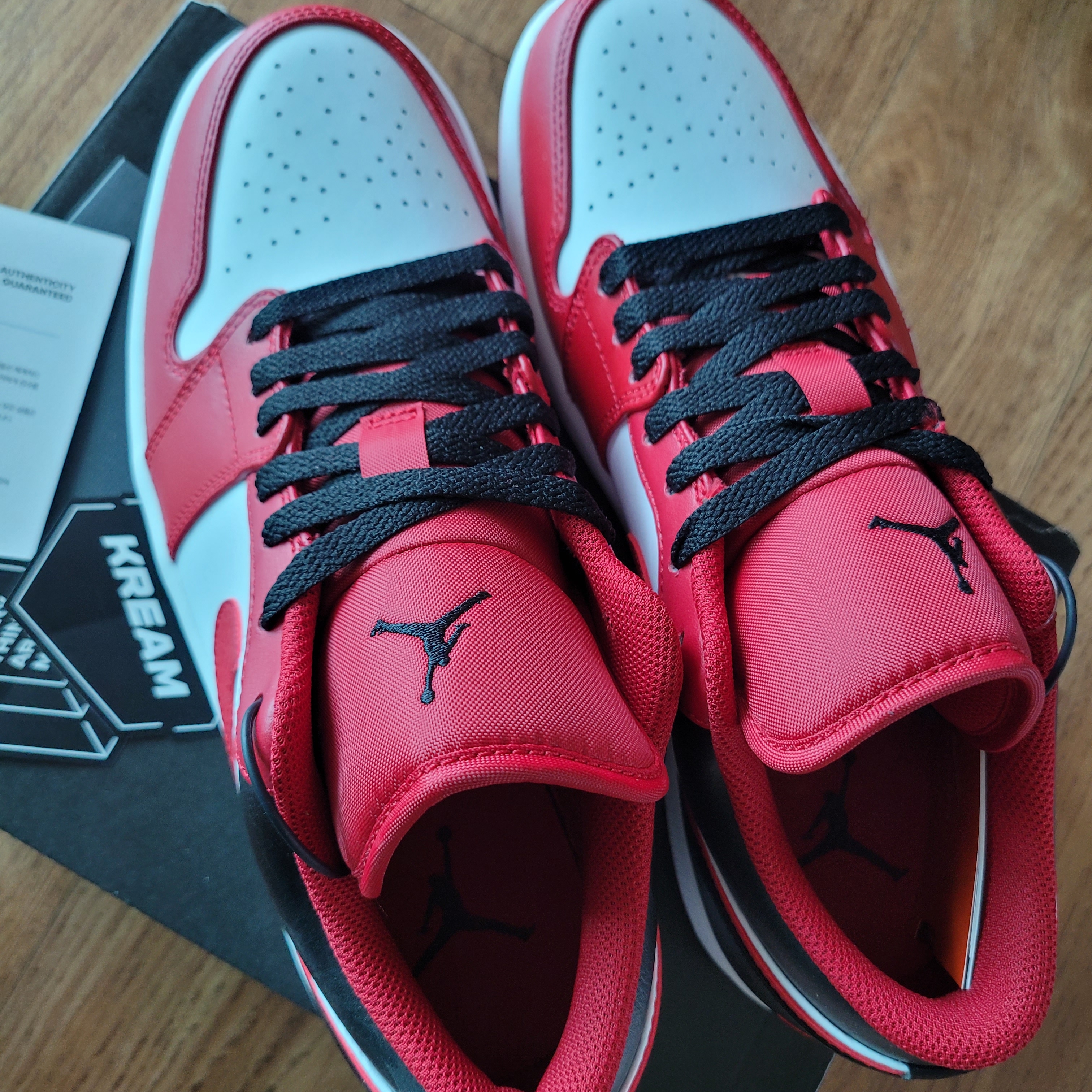 Jordan 1 Low White Gym Red Black 착용 스타일 - 2