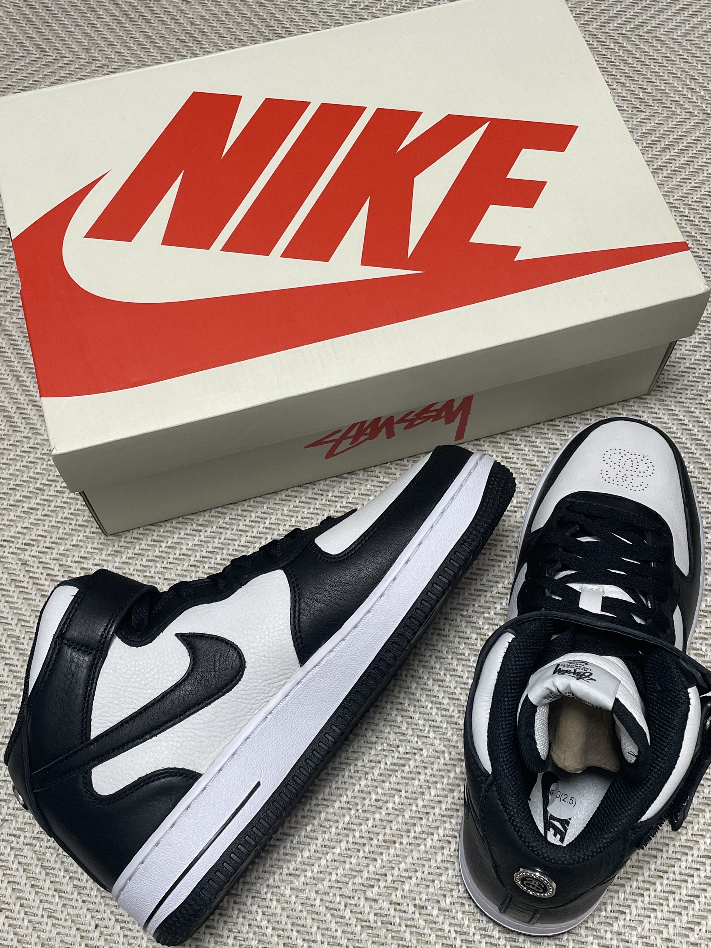 Nike x Stussy Air Force 1 '07 Mid SP Black and Light Bone 착용 스타일 - 1