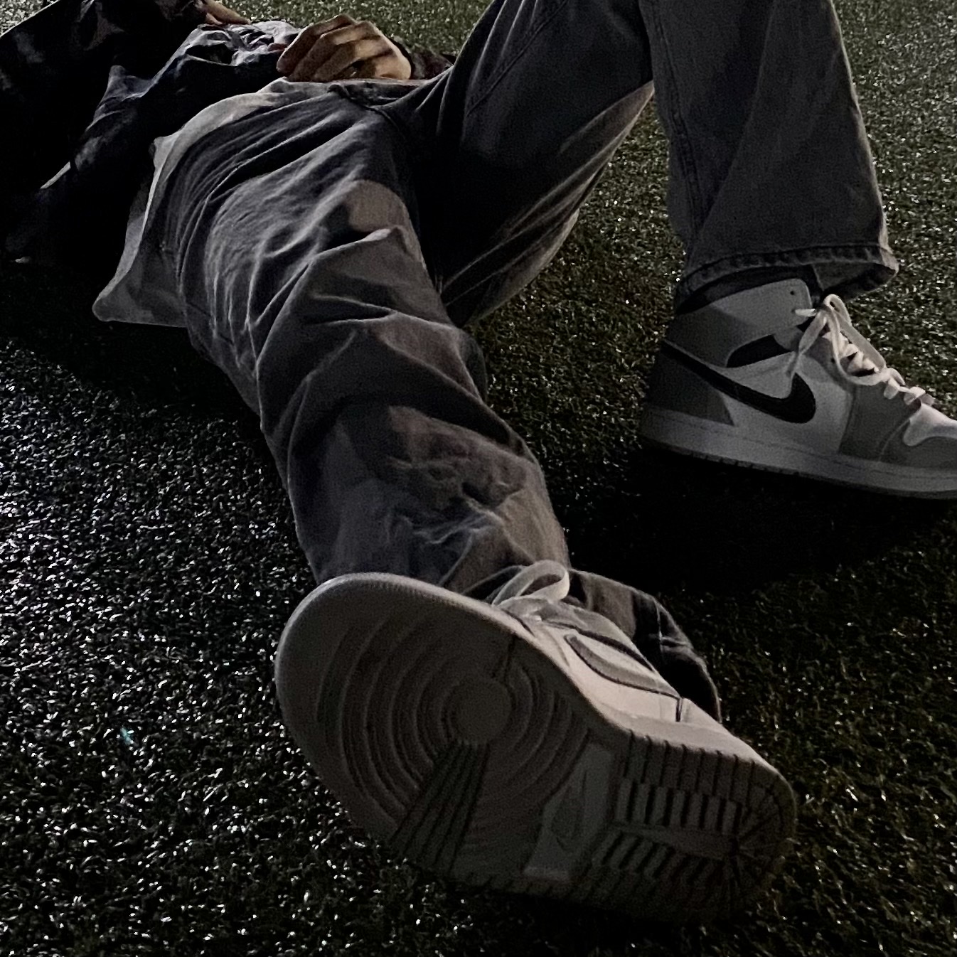 Jordan 1 Mid Light Smoke Grey Anthracite 착용 스타일 - 4