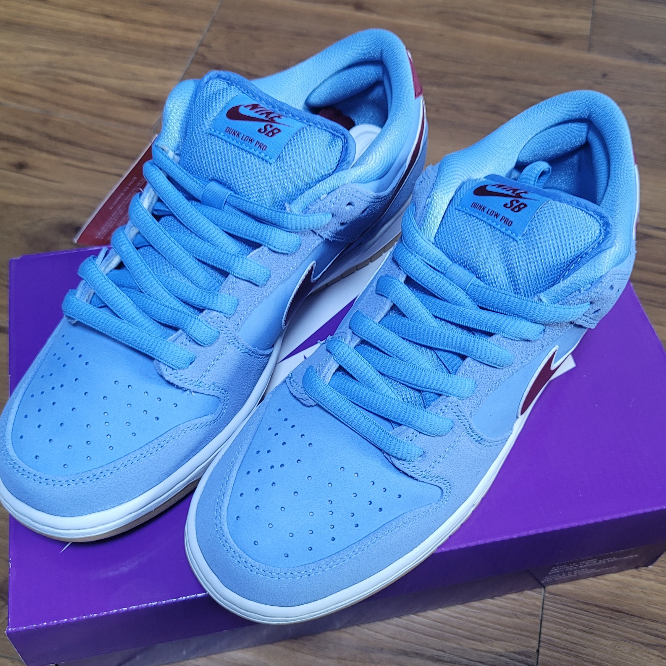 Nike SB Dunk Low Premium Valor Blue and Team Maroon 착용 스타일