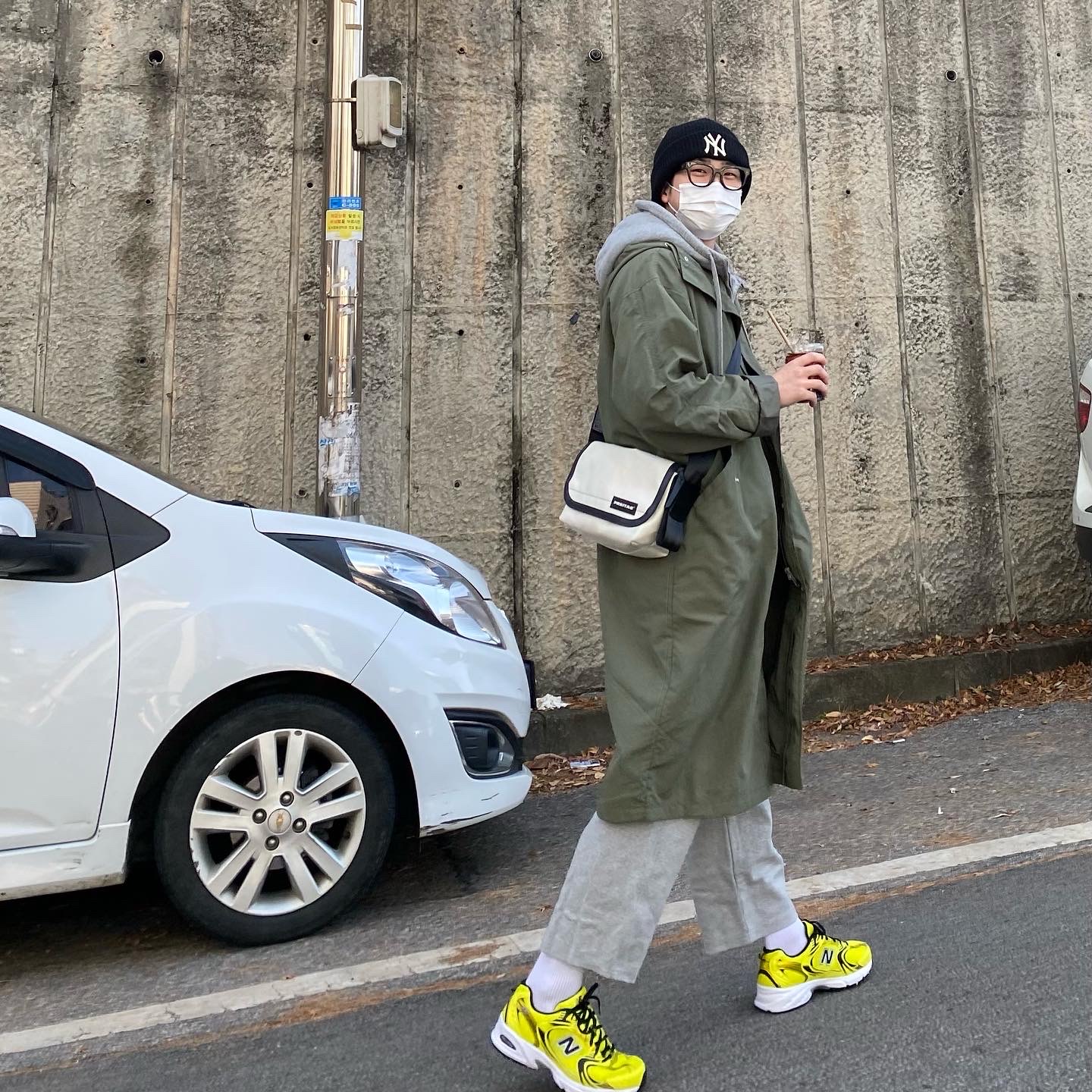 New Balance 530 Yellow 착용 스타일 - 3