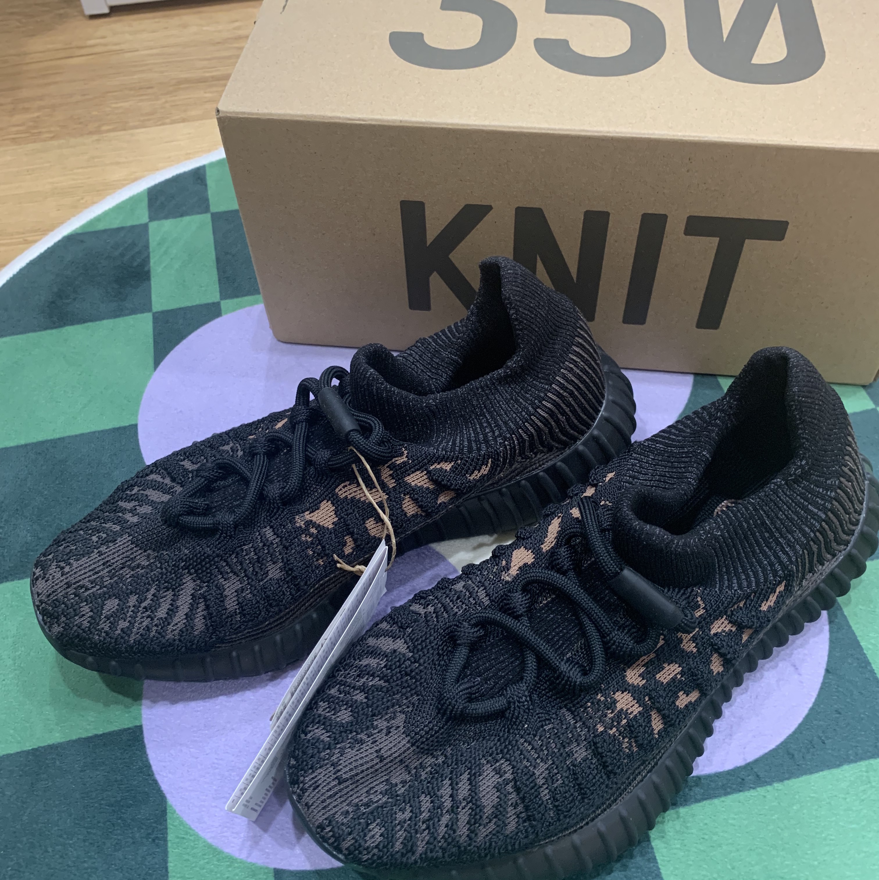 Adidas Yeezy 350 V2 CMPCT Slate Carbon 착용 스타일