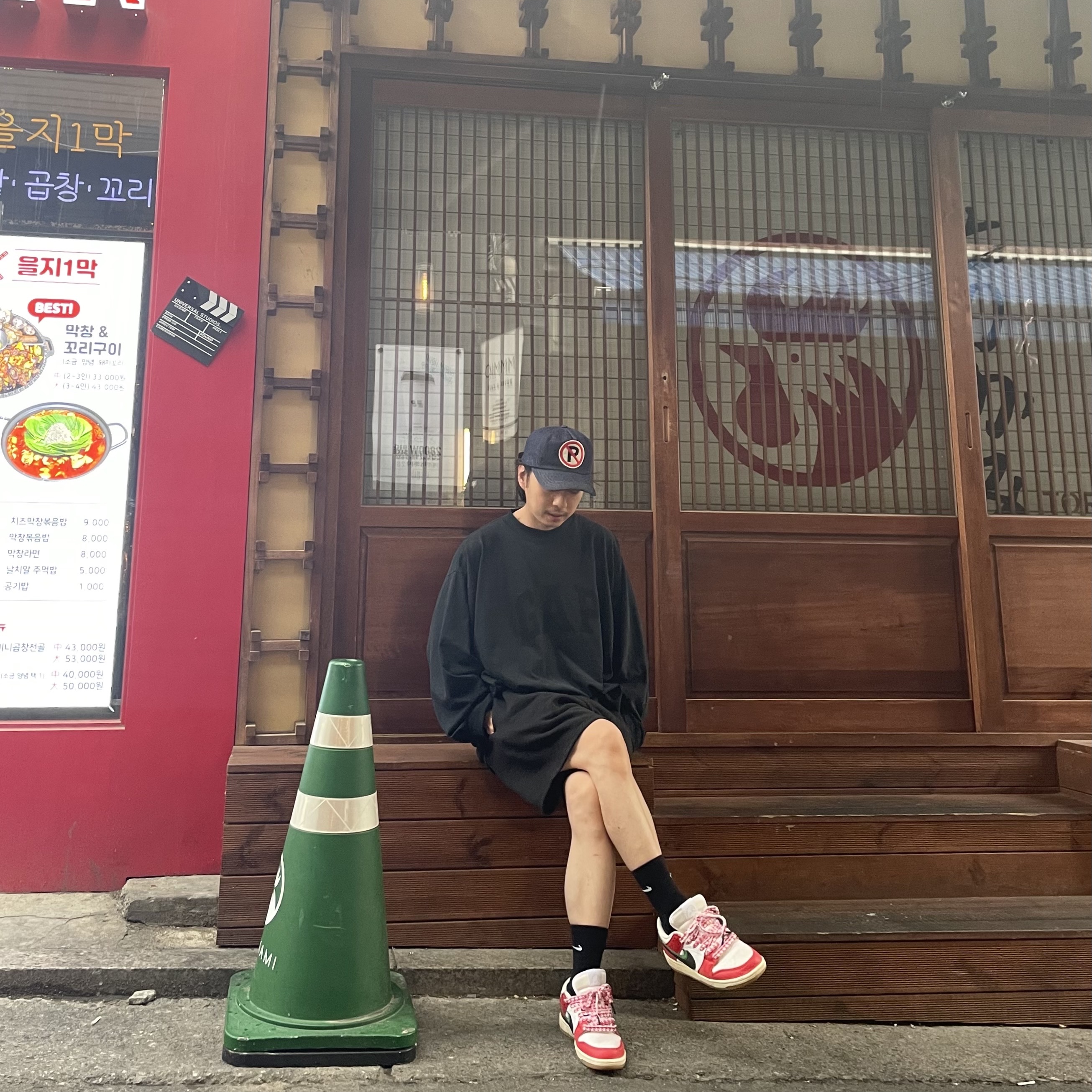 Peaceminusone 5 Panel Ball Cap #1 Blue, Yeezy Gap Engineered By Balenciaga Dove Long Sleeve T-Shirt Washed Black 착용 스타일