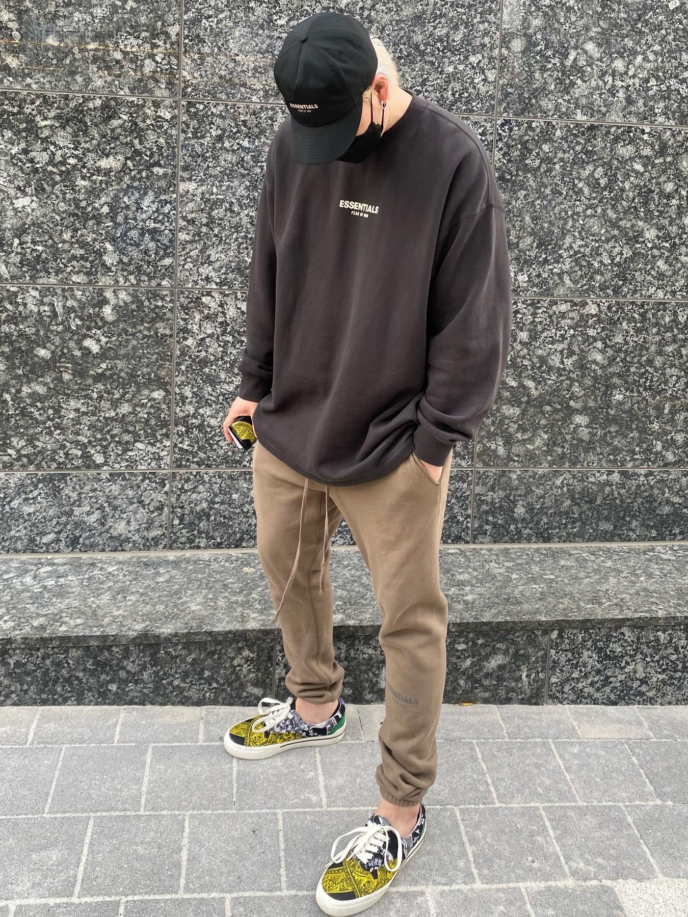 Essentials Relaxed Crewneck Sweatshirt Iron - 22SS, Essentials Sweatpants Harvest - 21FW 착용 스타일
