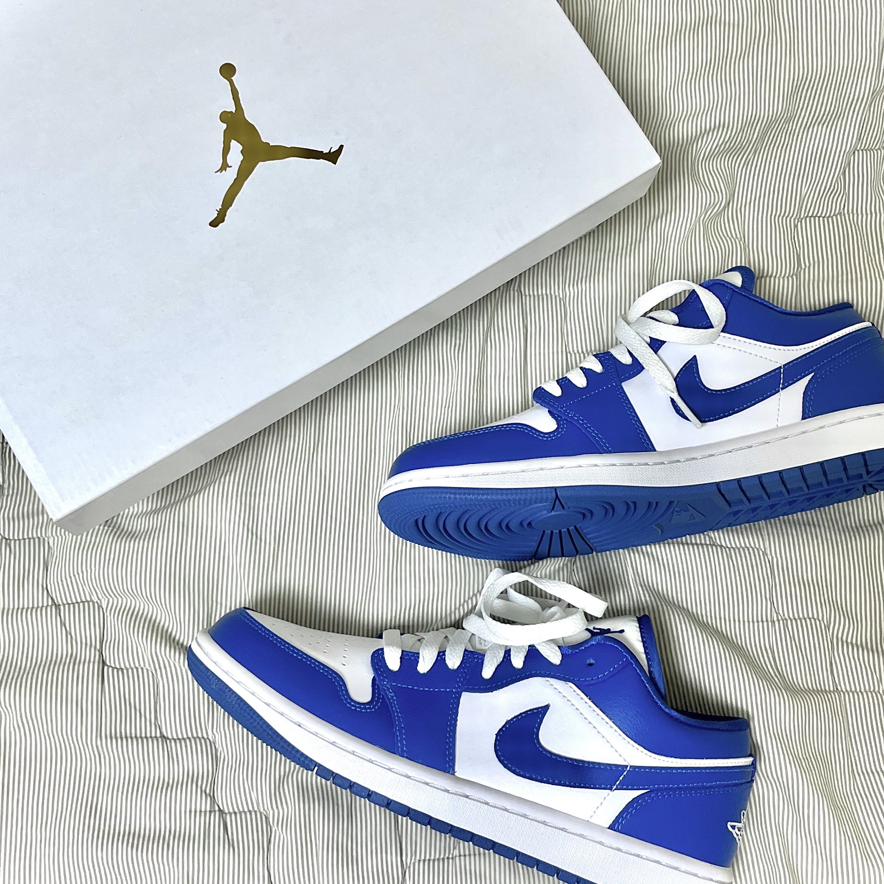 (W) Jordan 1 Low White Dark Marina Blue, Jordan 1 Retro High OG Dark Marina Blue ์ฐฉ์ฉ ์คํ์ผ - 2