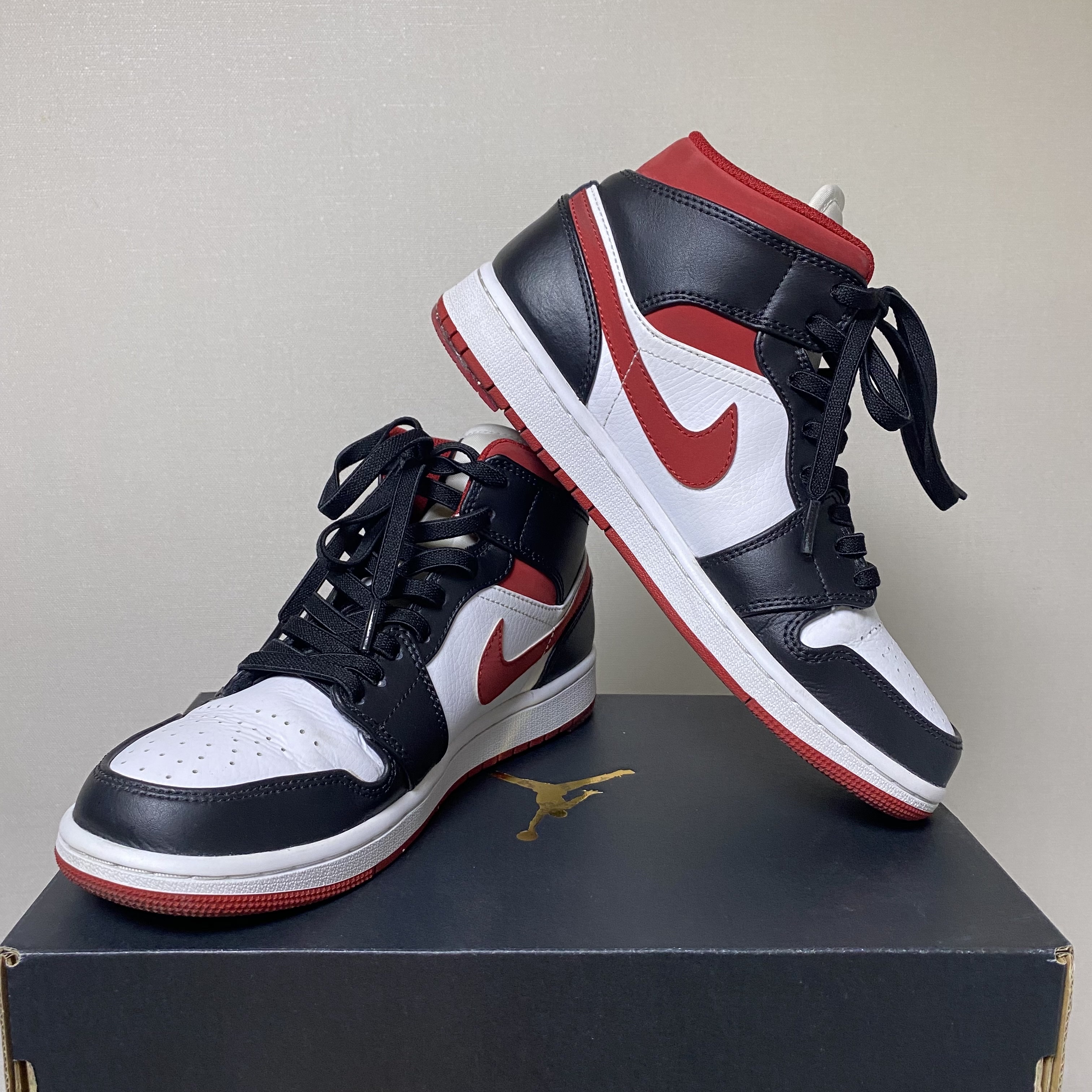 Jordan 1 Mid Gym Red Black White 착용 스타일