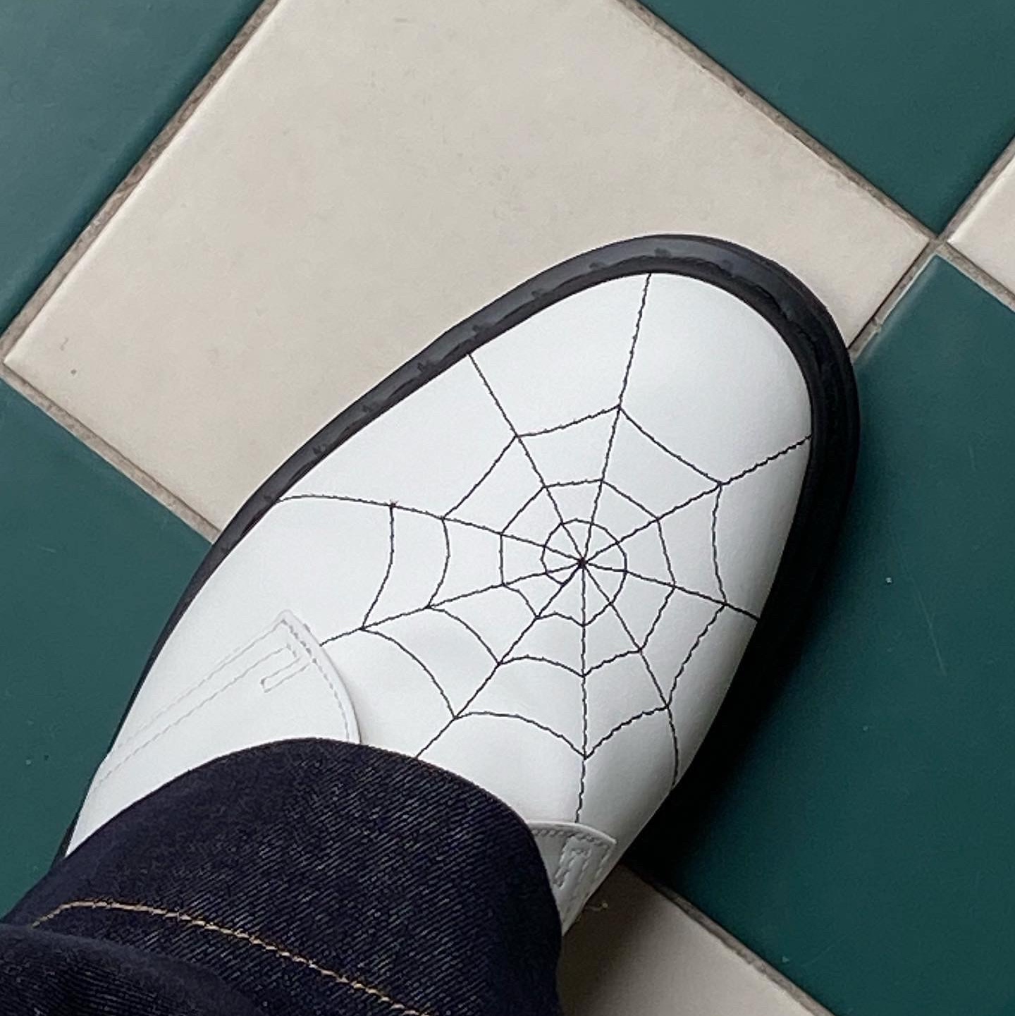 Dr. Martens x Supreme Spiderweb 3-Eye Shoe White 착용 스타일 - 2