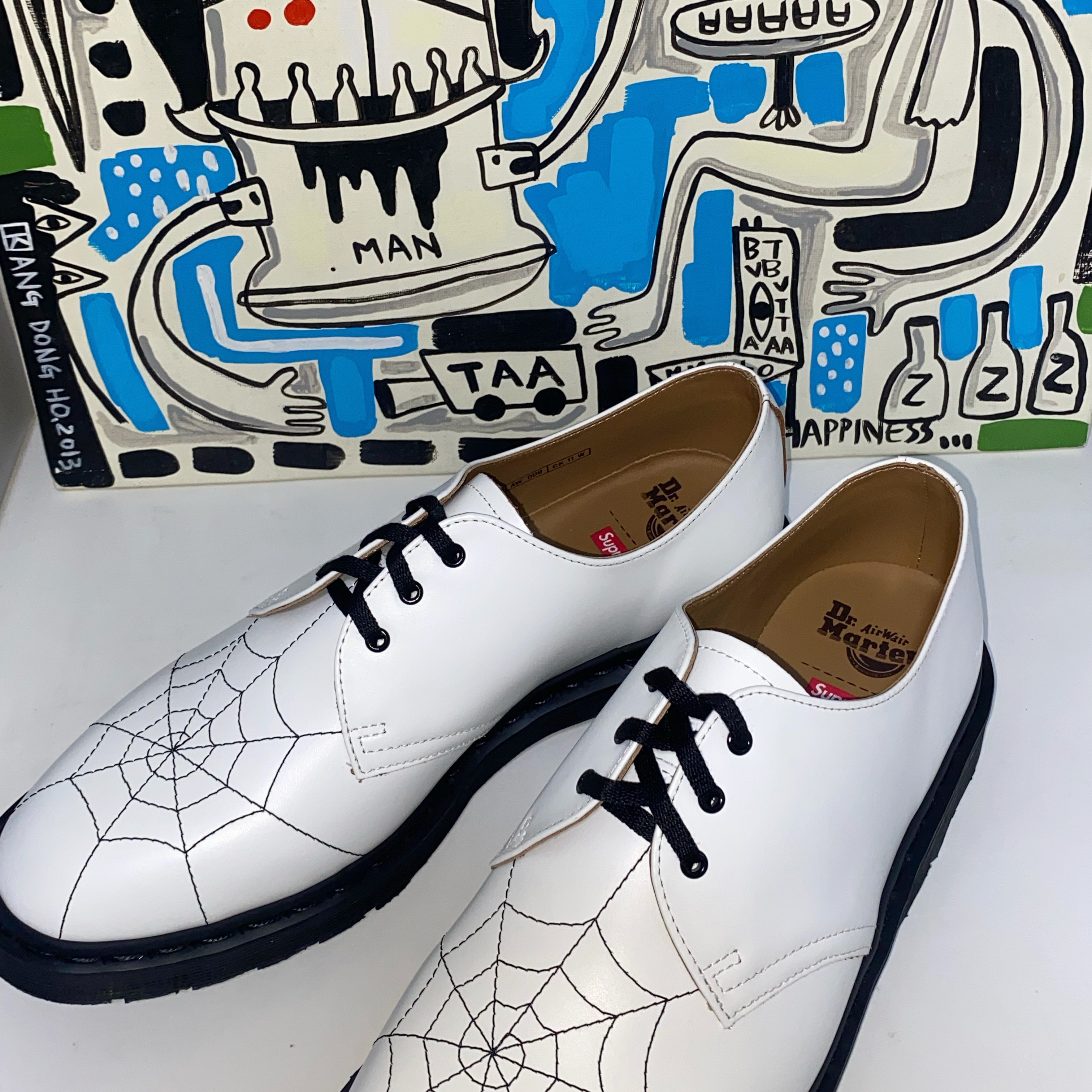 Dr. Martens x Supreme Spiderweb 3-Eye Shoe White 착용 스타일 - 3