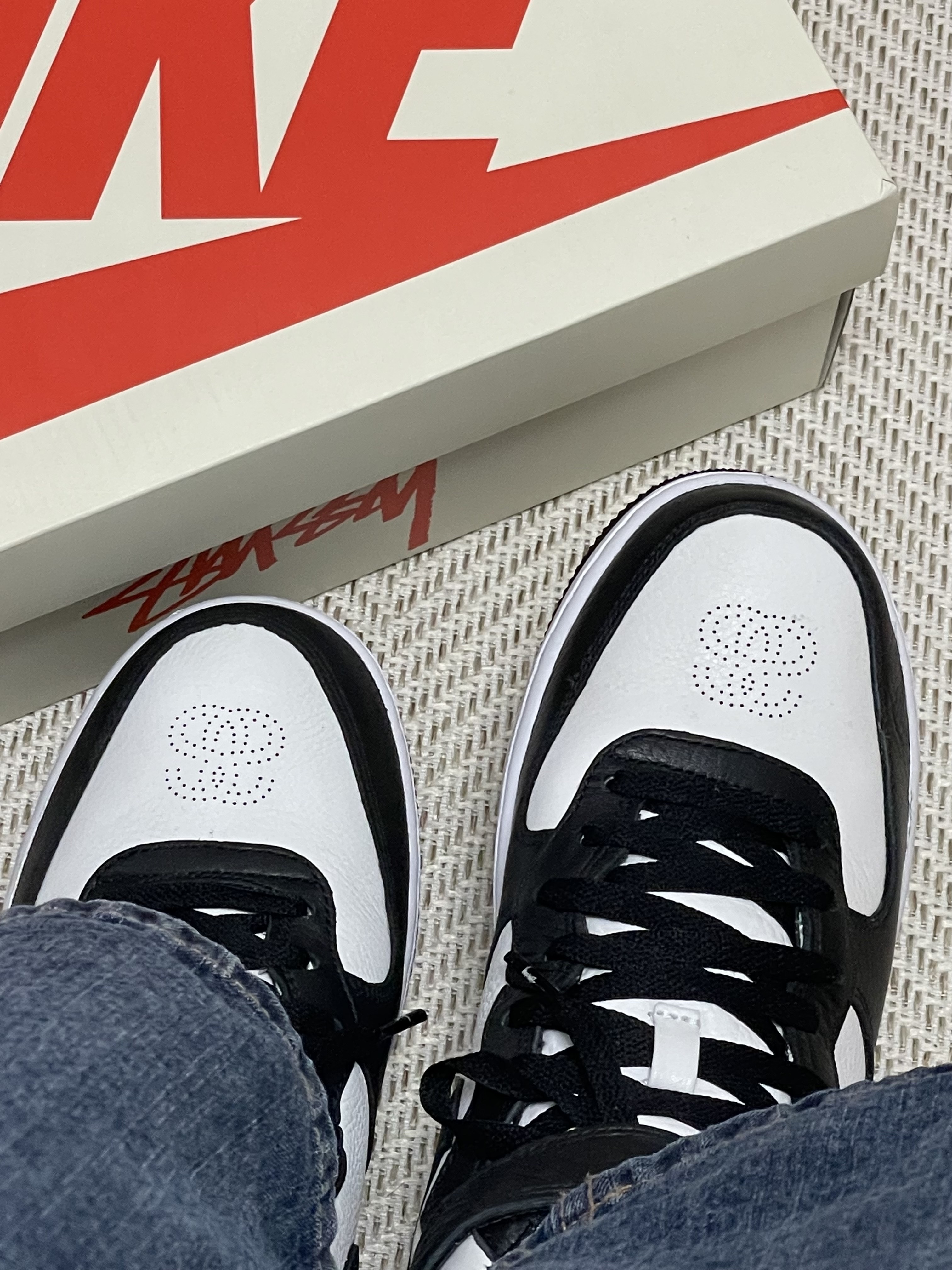 Nike x Stussy Air Force 1 '07 Mid SP Black and Light Bone 착용 스타일 - 2