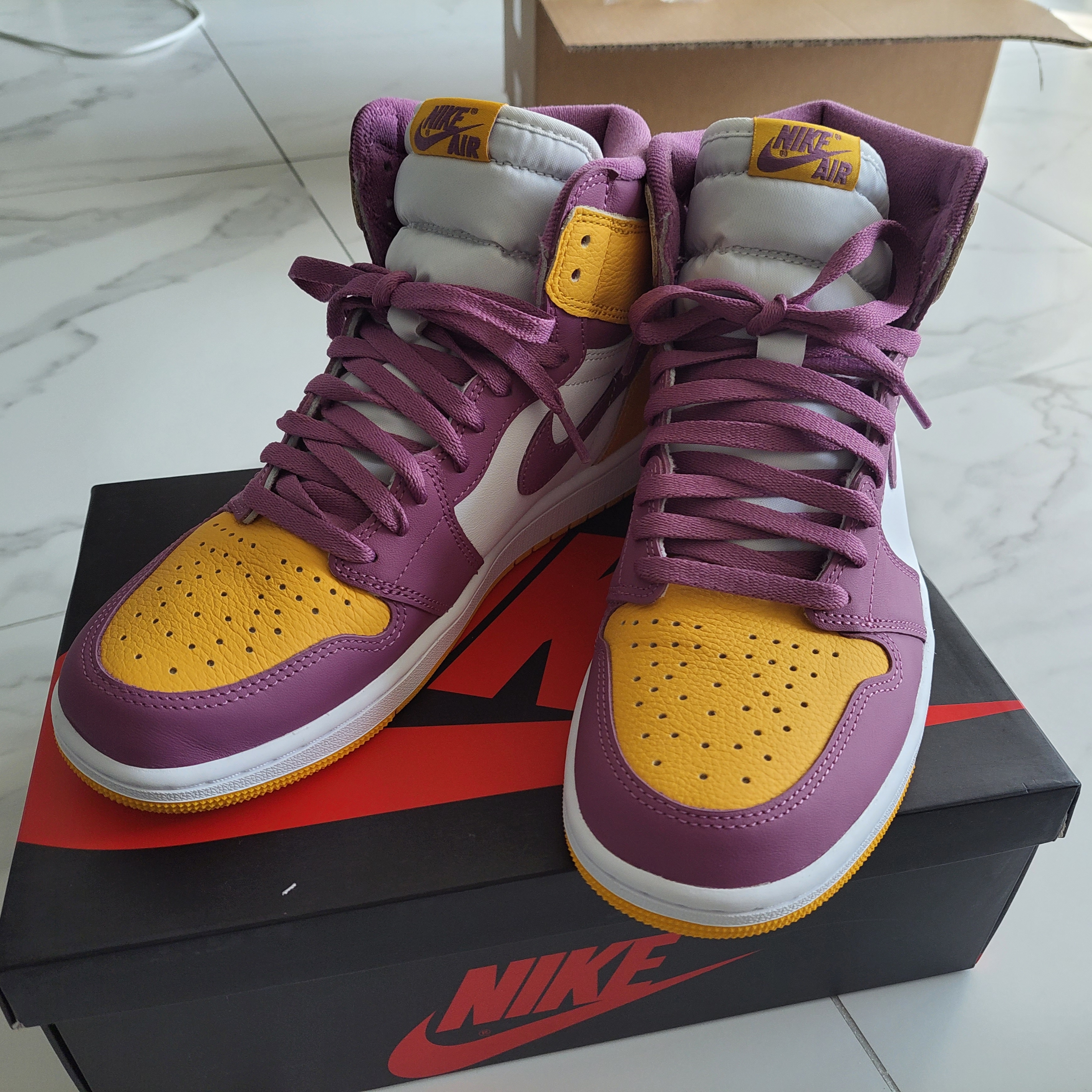 Jordan 1 Retro High OG University Gold Light Bordeaux 착용 스타일 - 1