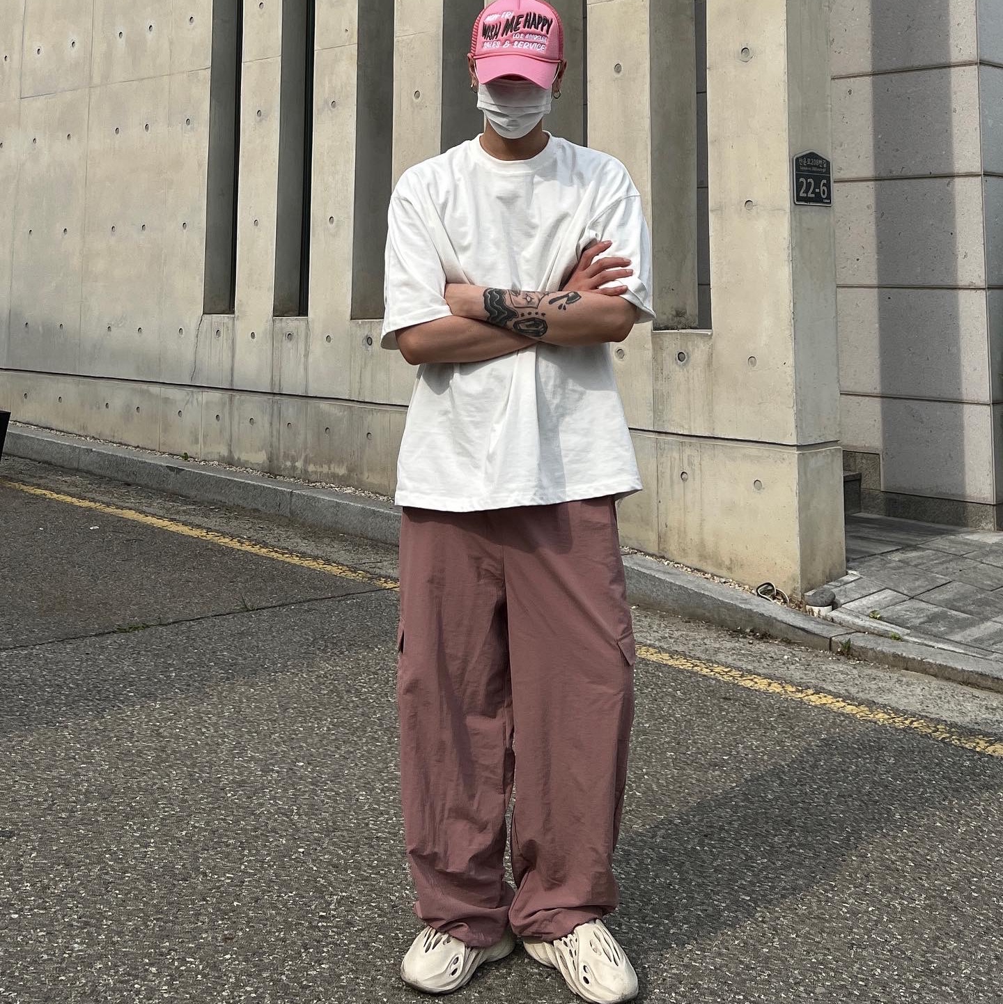 Adidas Yeezy Foam RNNR Sand 착용 스타일
