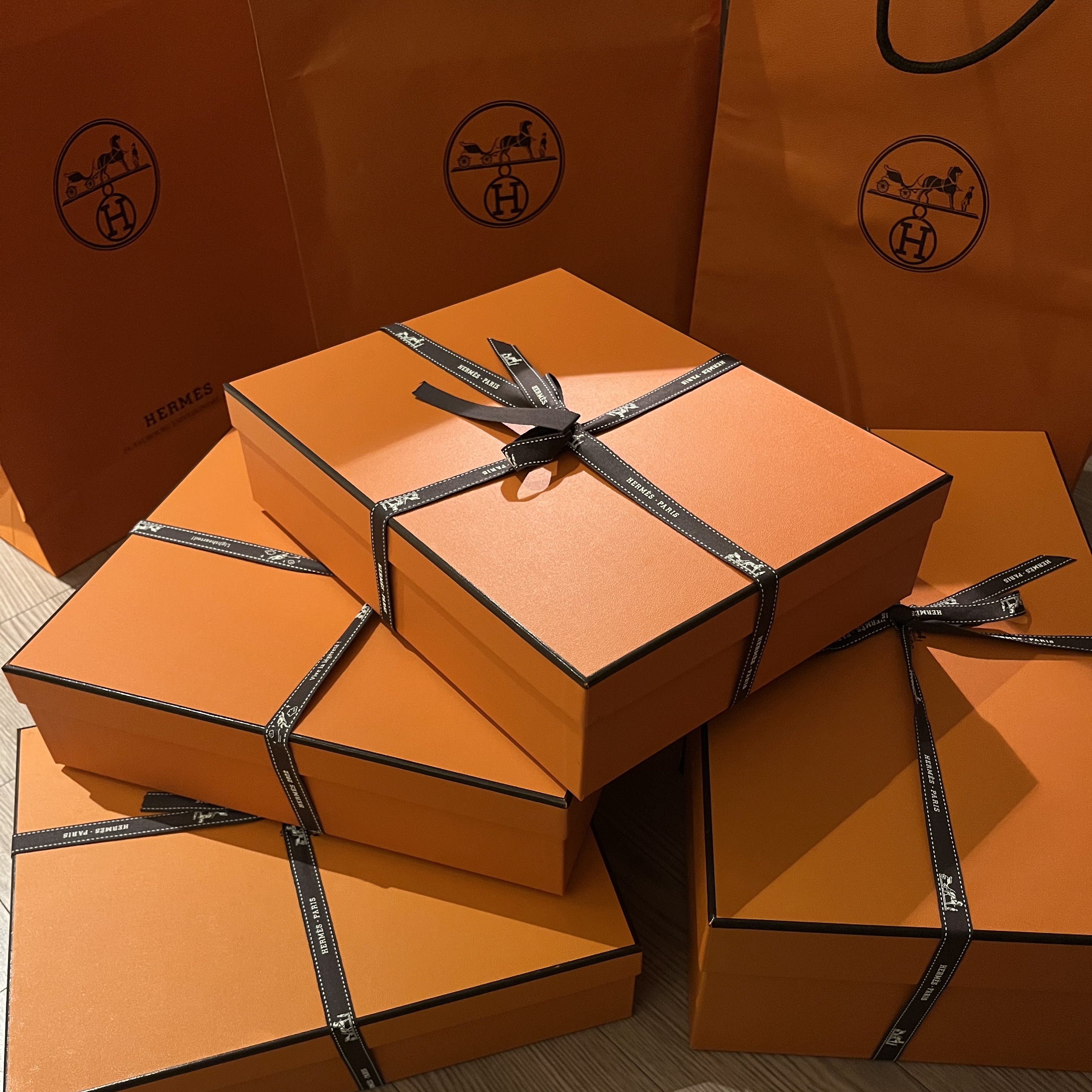 (W) Hermes Oran Sandal Calfskin & Gold Piqures Ecrues, (W) Hermes Oran Sandal Calfskin & Blanc Piqures Havane 착용 스타일
