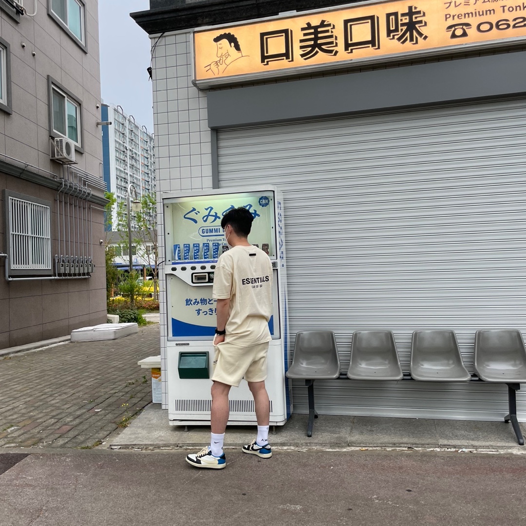 Essentials T-Shirt Cream - 21SS, Essentials Sweatshorts Cream - 21SS 착용 스타일 - 3