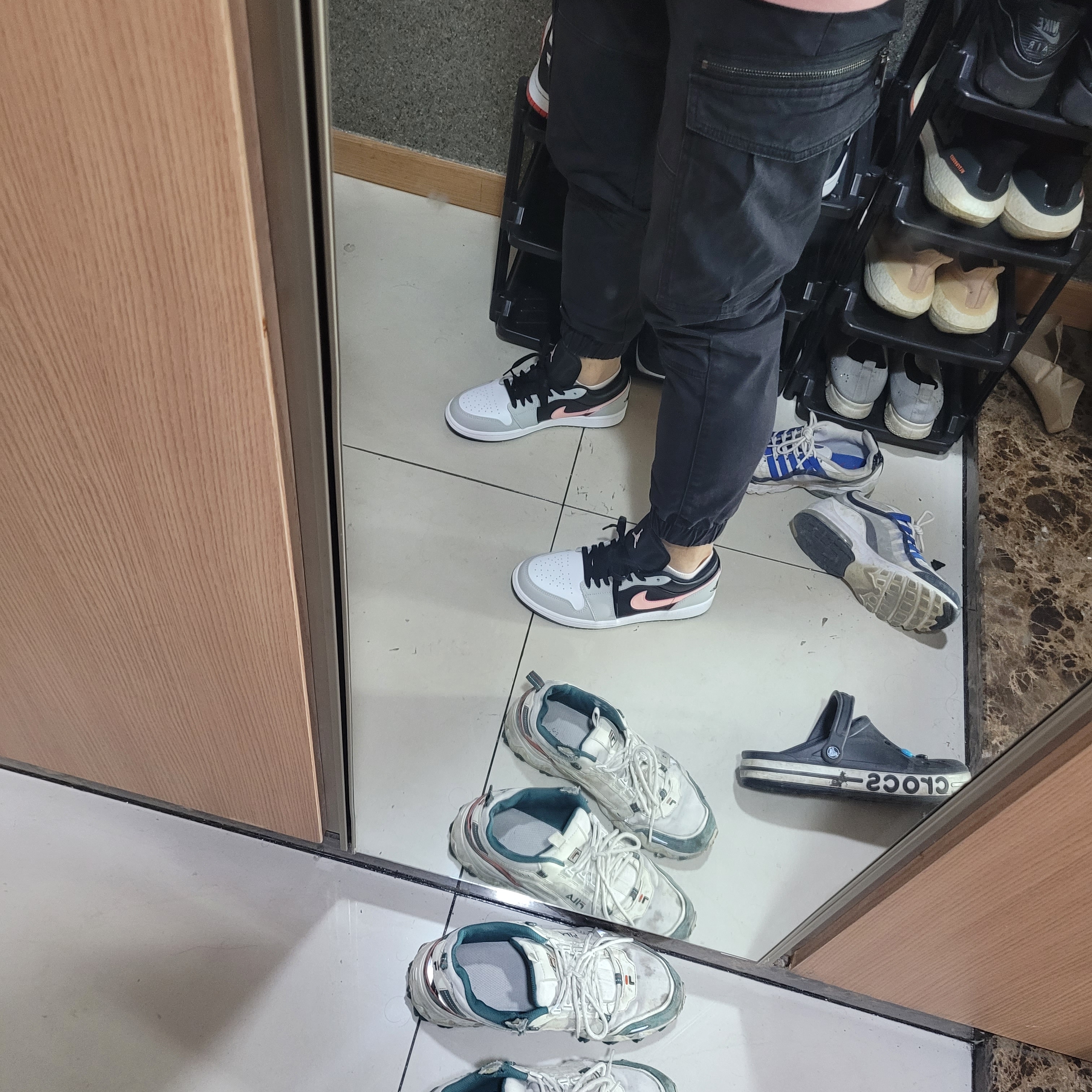 Jordan 1 Low Grey Fog Black Bleached Coral 착용 스타일 - 3
