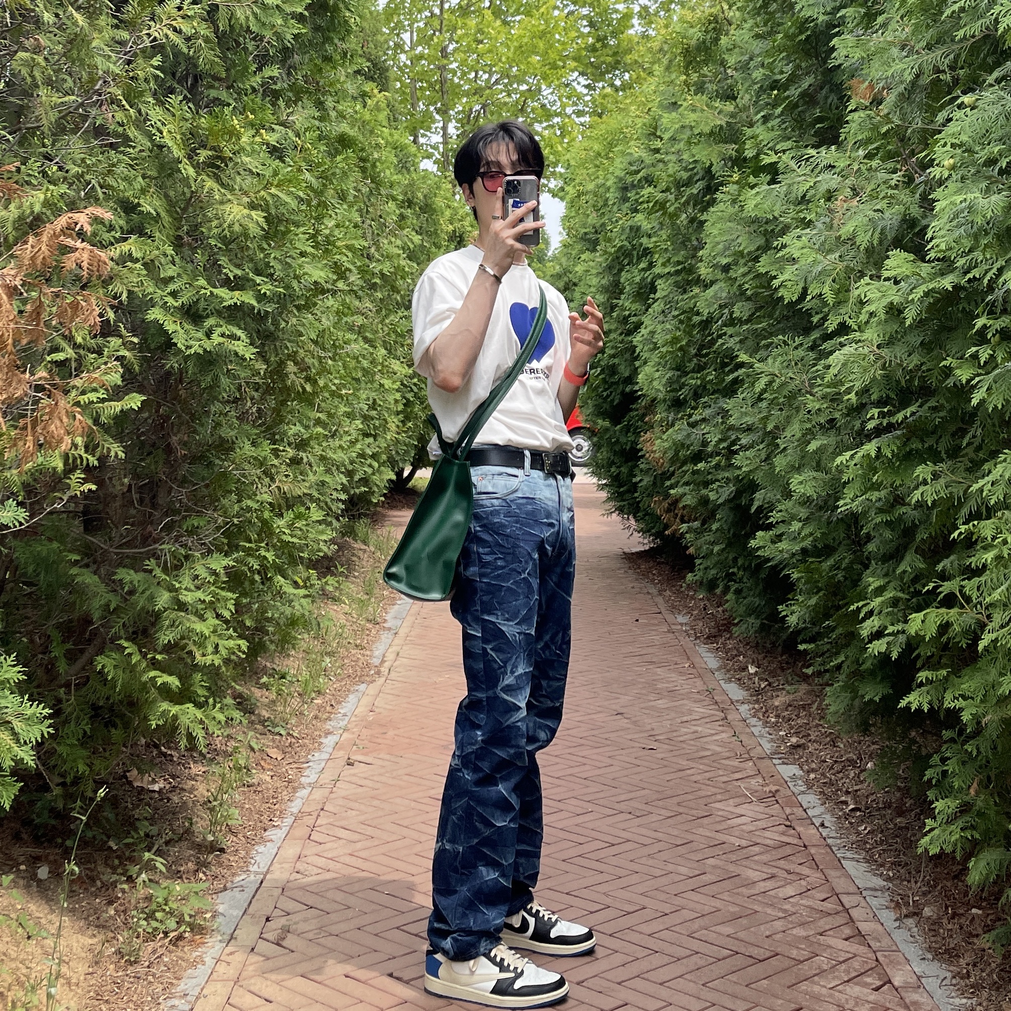 Jordan 1 x Travis Scott x Fragment Retro Low OG SP Military Blue, Telfar Medium Shopping Bag Dark Olive 착용 스타일 - 2
