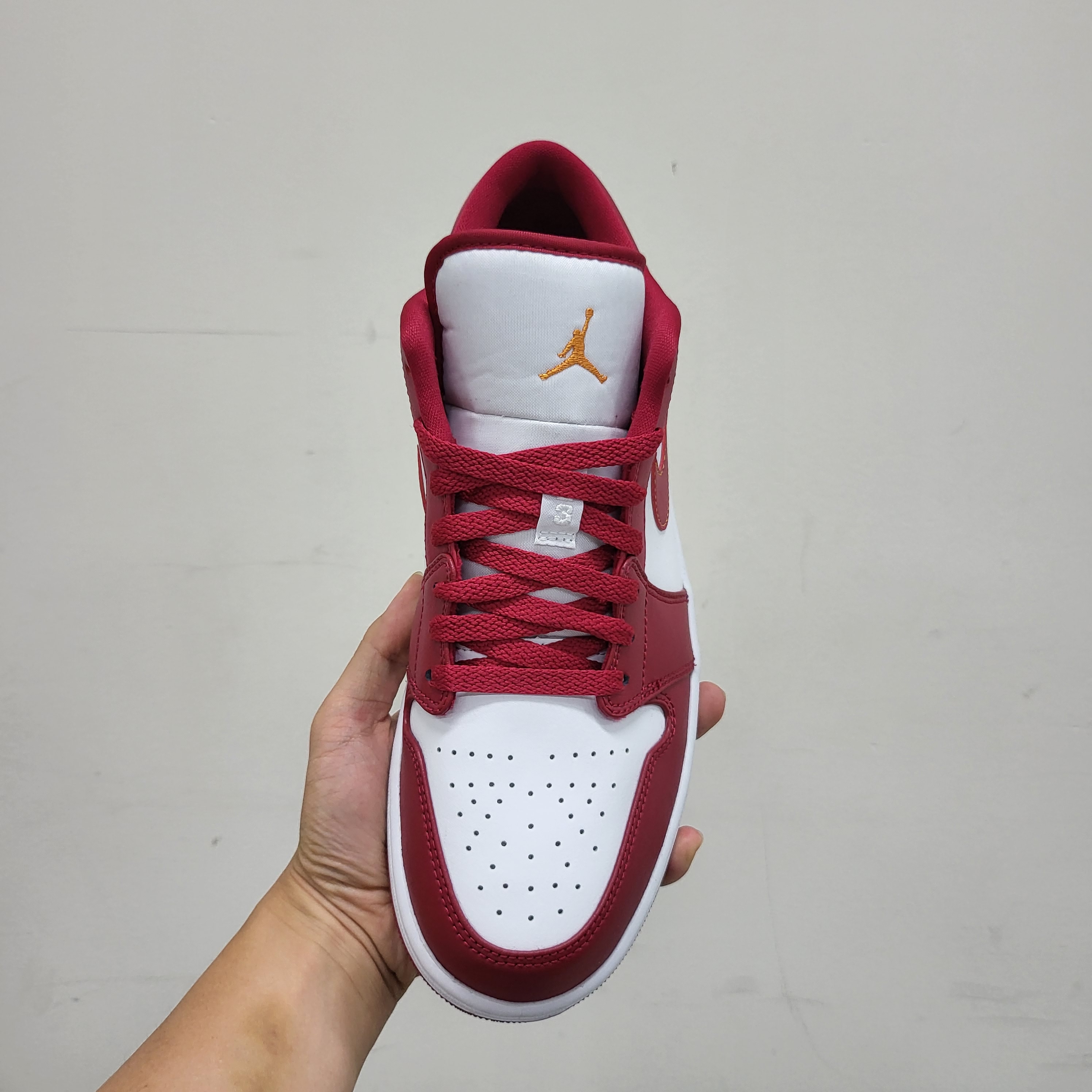 Jordan 1 Low Cardinal Red 착용 스타일 - 3