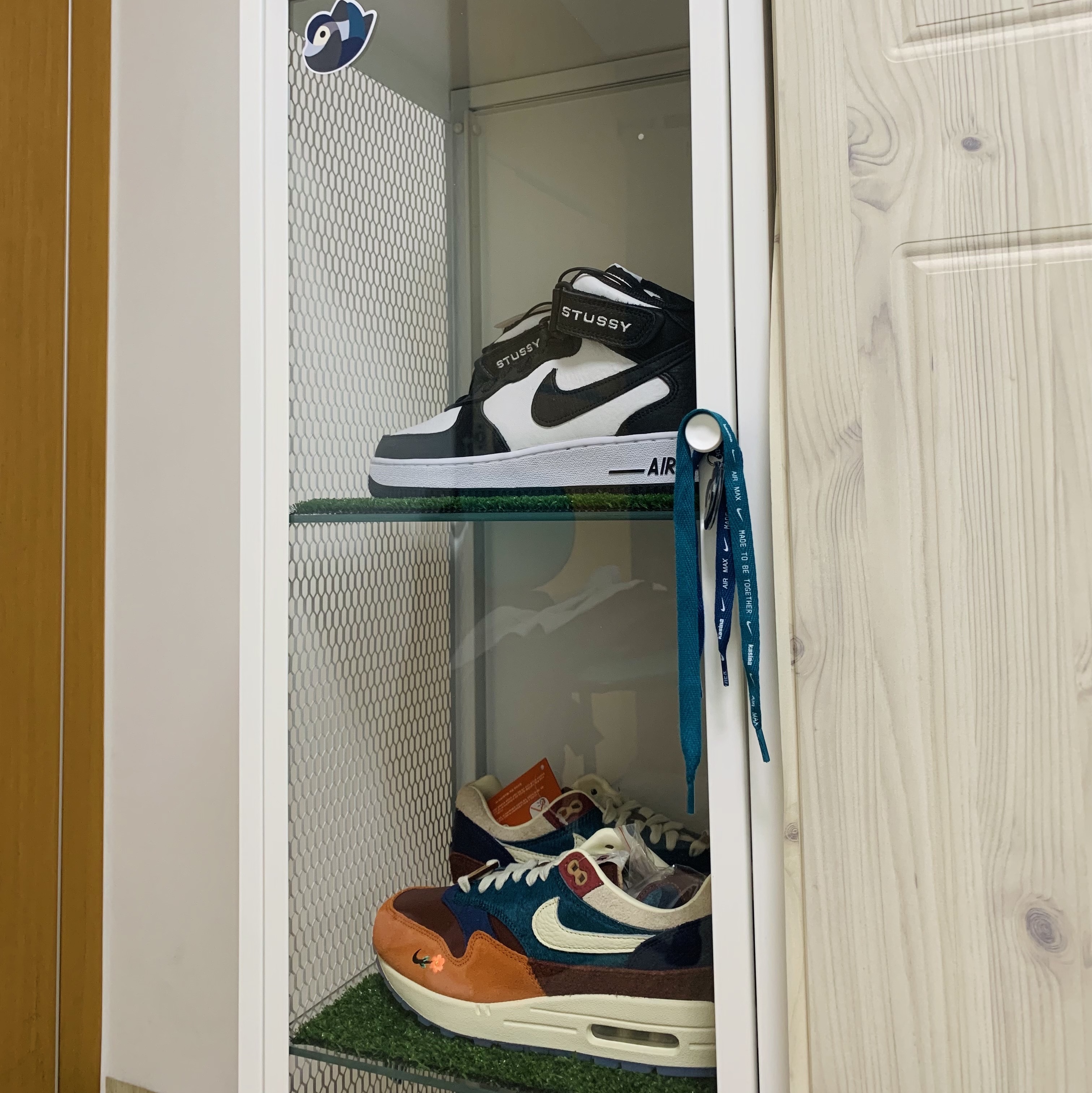 Nike x Stussy Air Force 1 '07 Mid SP Black and Light Bone, Nike x Kasina Air Max 1 SP Won-Ang Orange 착용 스타일