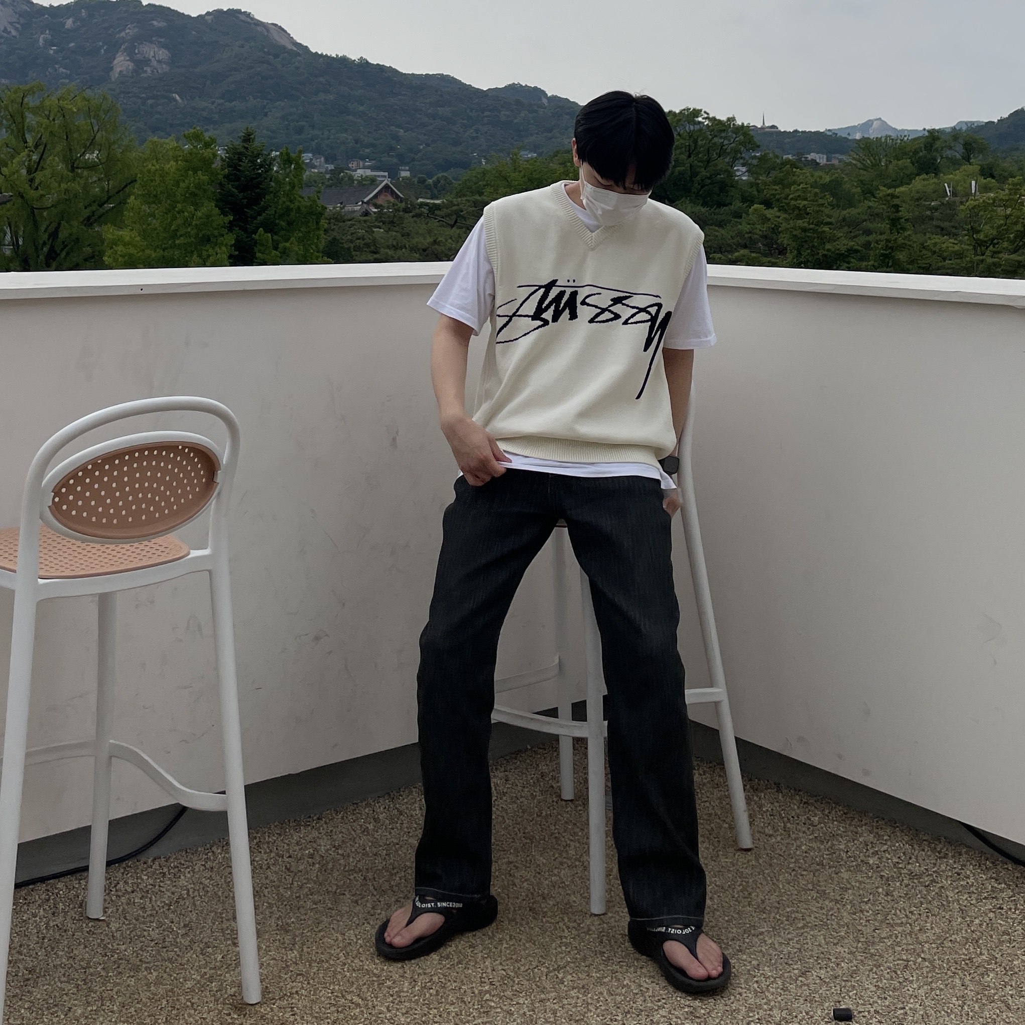 Stussy Sweater Vest Natural, Oofos x Takahiromiyashita The Soloist Signature Flip-Flop Black White 착용 스타일 - 2