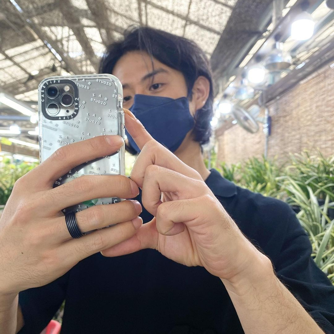 Casetify x IAB Studio iPhone White Monogram Logo Impact Case Frost White 착용 스타일 - 2