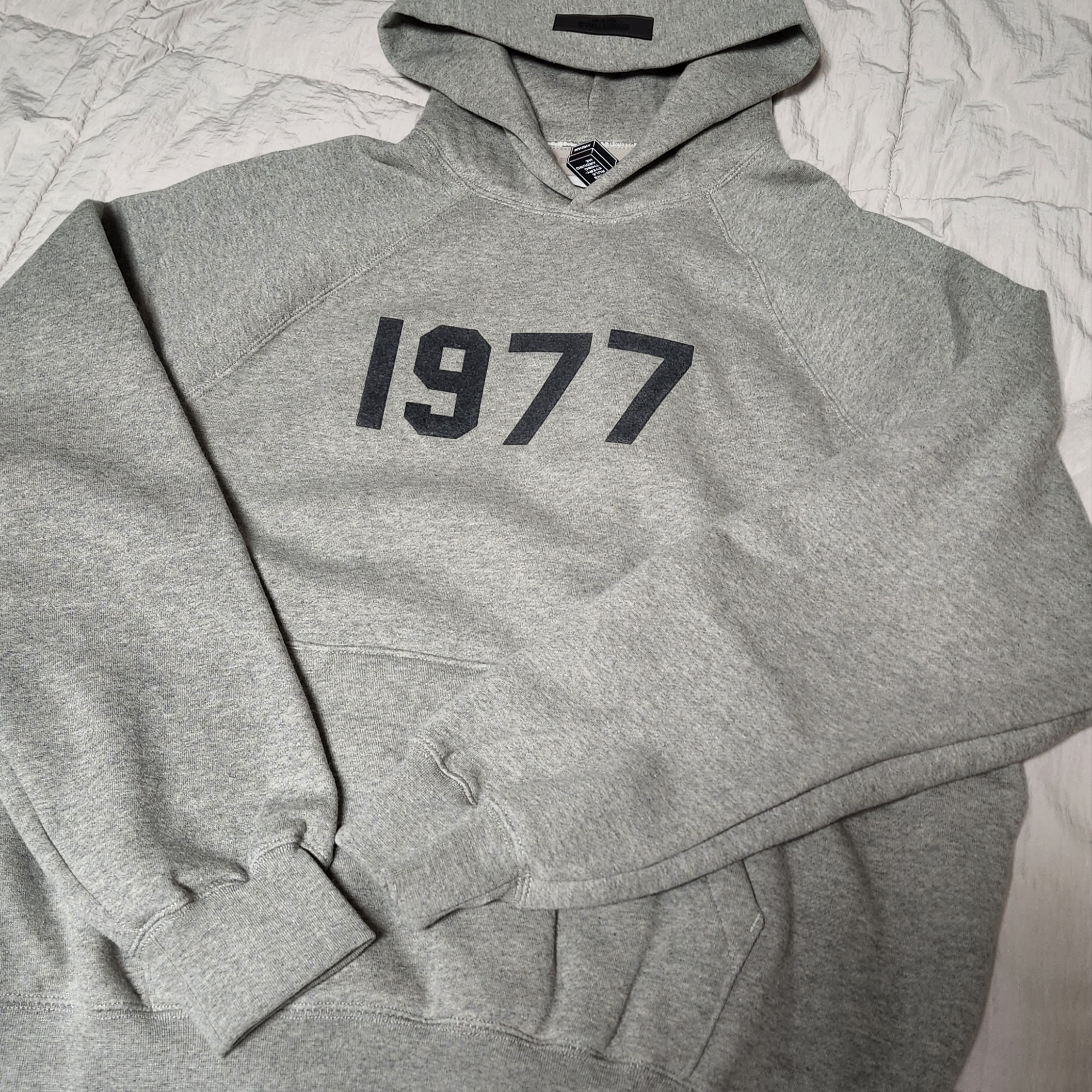 Essentials 1977 Hoodie Dark Oatmeal - 22SS 착용 스타일