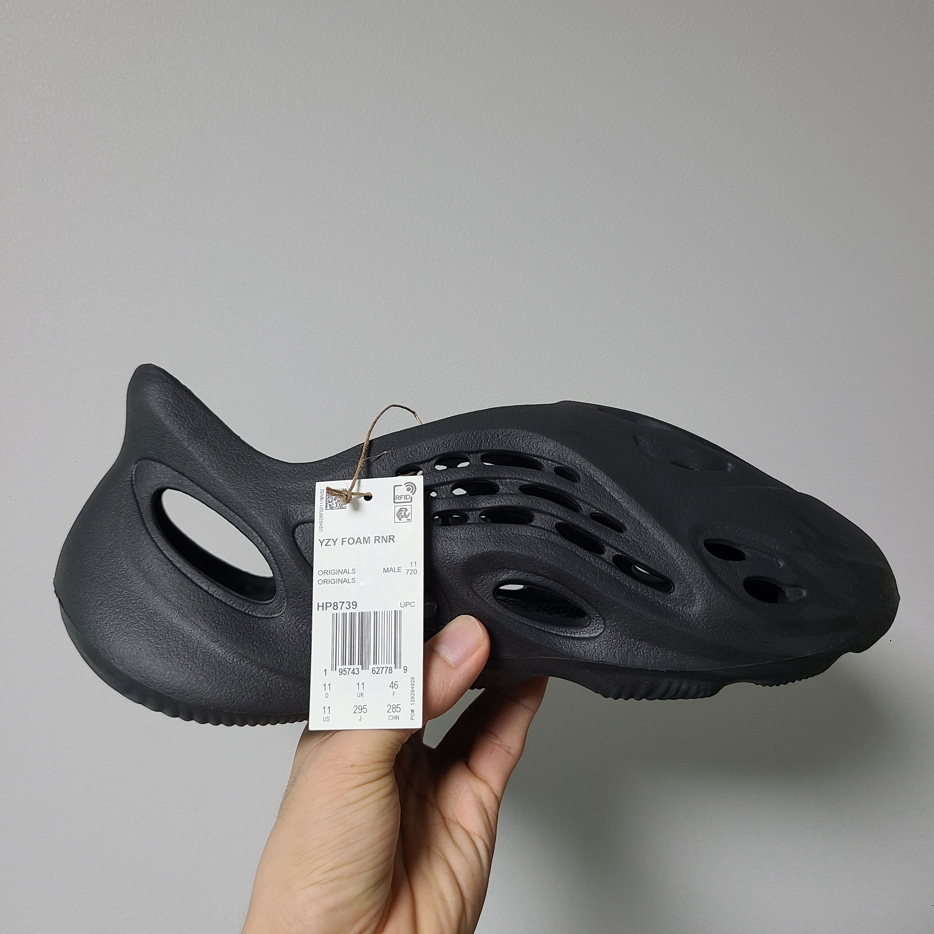Adidas Yeezy Foam RNNR Onyx 착용 스타일 - 1