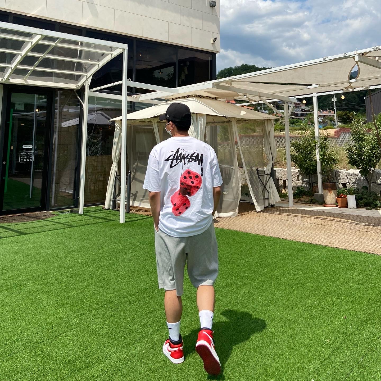 Jordan 1 Retro High OG Heritage, Stussy Fuzzy Dice T-Shirt White 착용 스타일