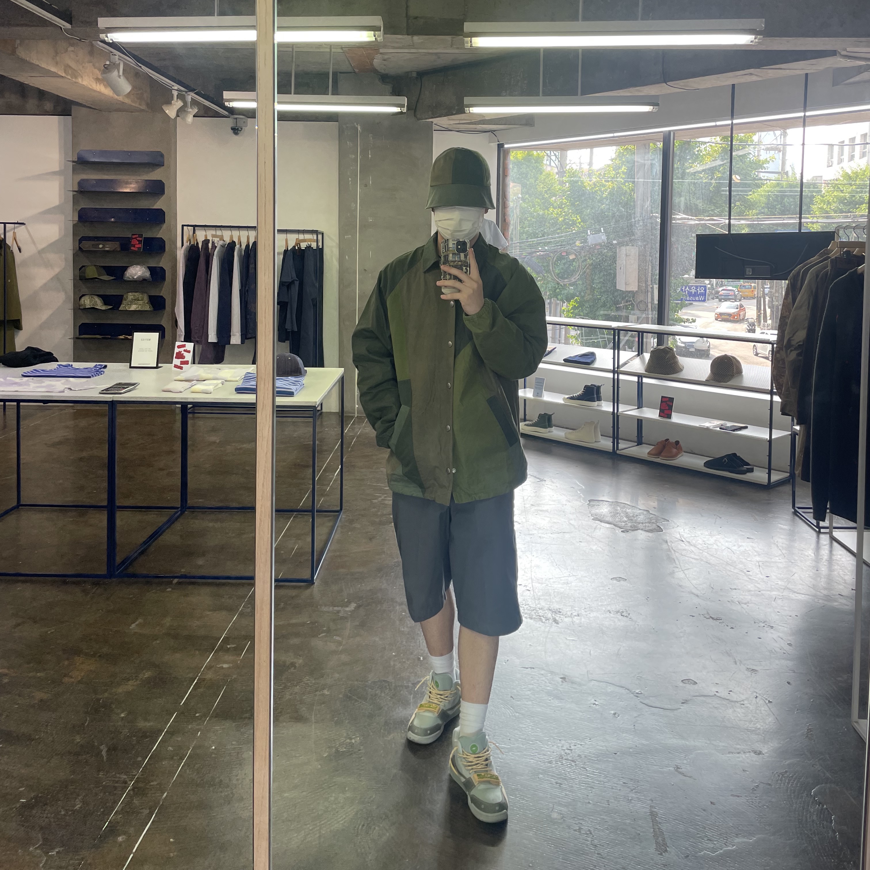 Nike x Travis Scott Nike Air Trainer 1 Grey Haze and Dusty Sage, Supreme x Dickies Stripe 13 Inch Loose Fit Work Shorts Charcoal - 22SS 착용 스타일