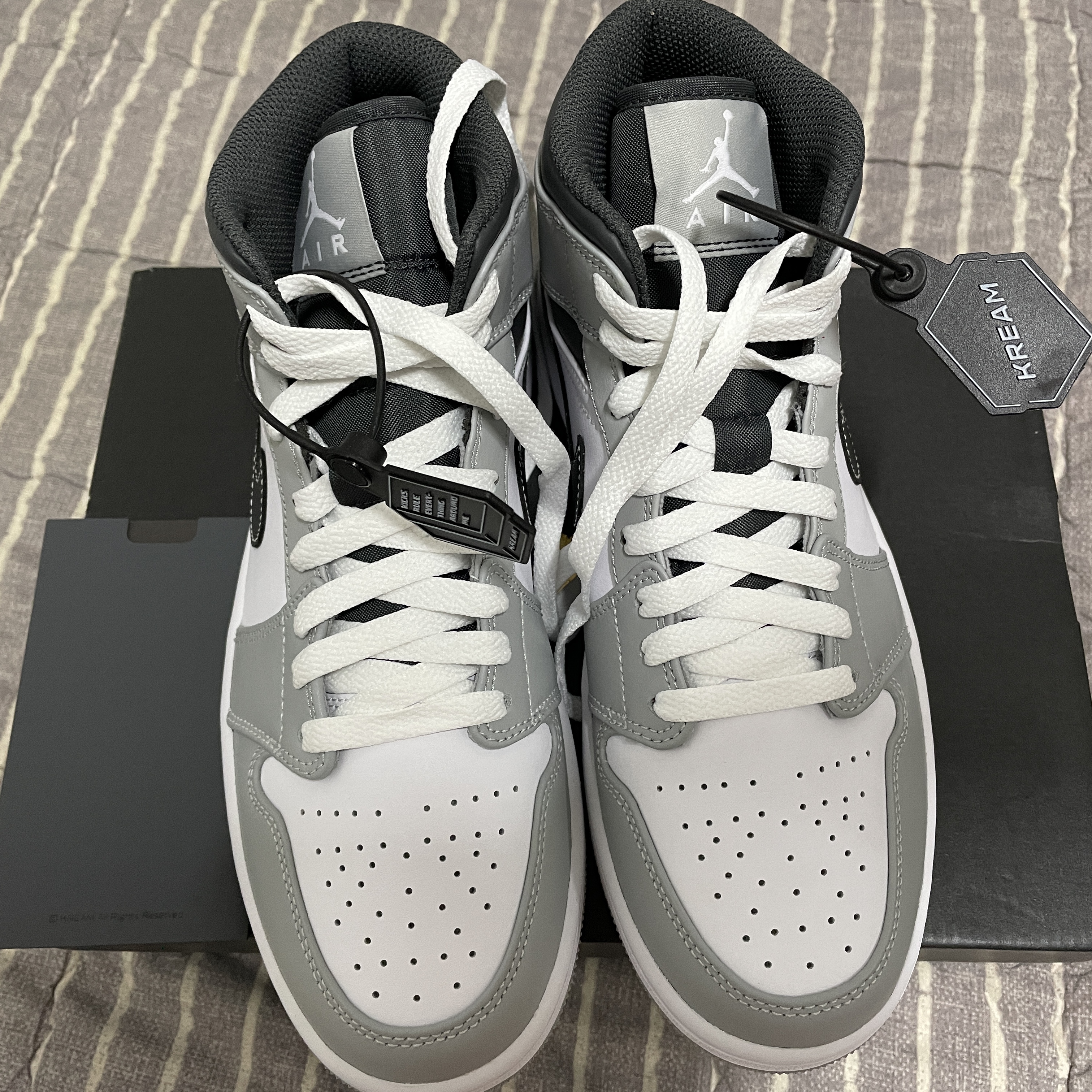 Jordan 1 Mid Light Smoke Grey Anthracite 착용 스타일 - 1