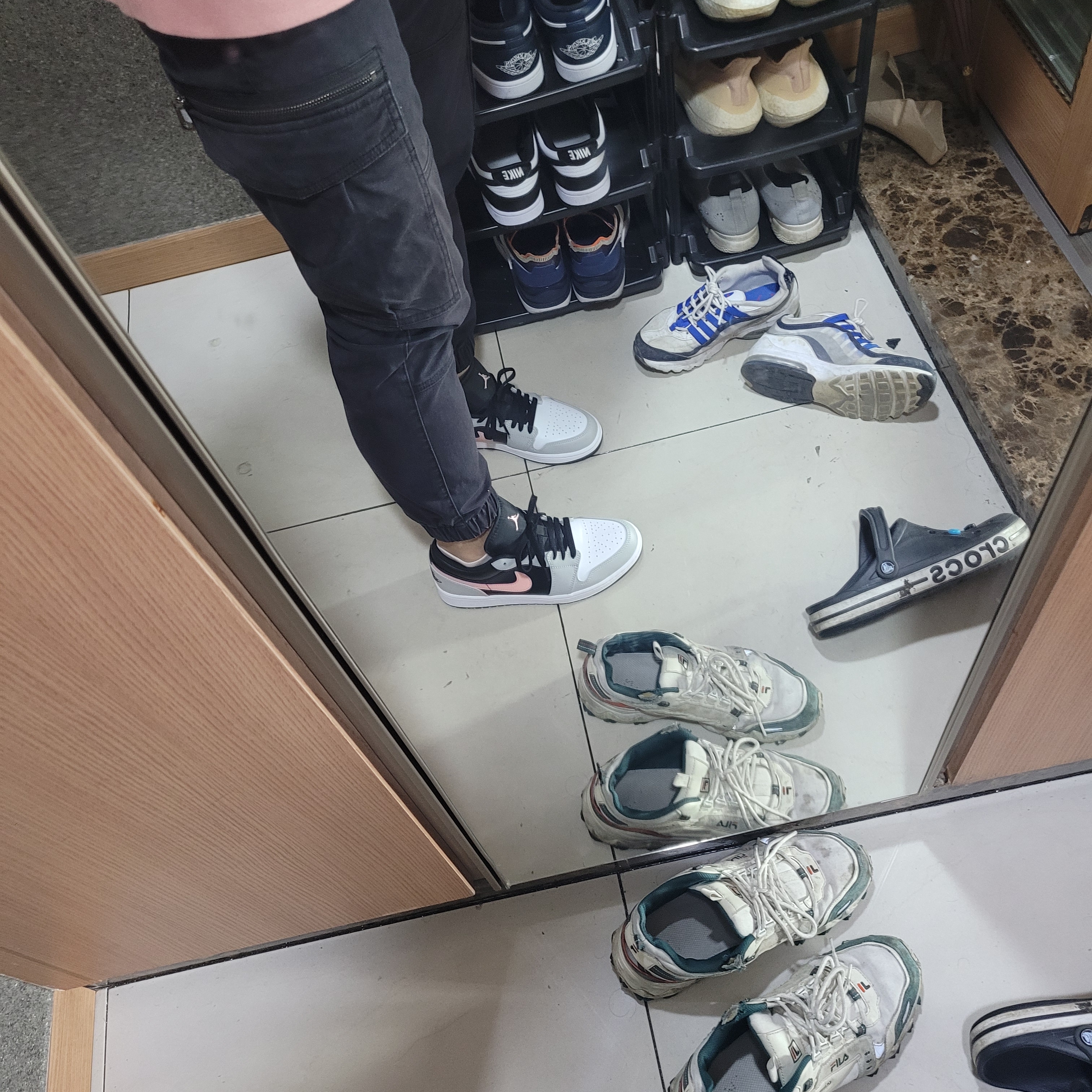Jordan 1 Low Grey Fog Black Bleached Coral 착용 스타일 - 2
