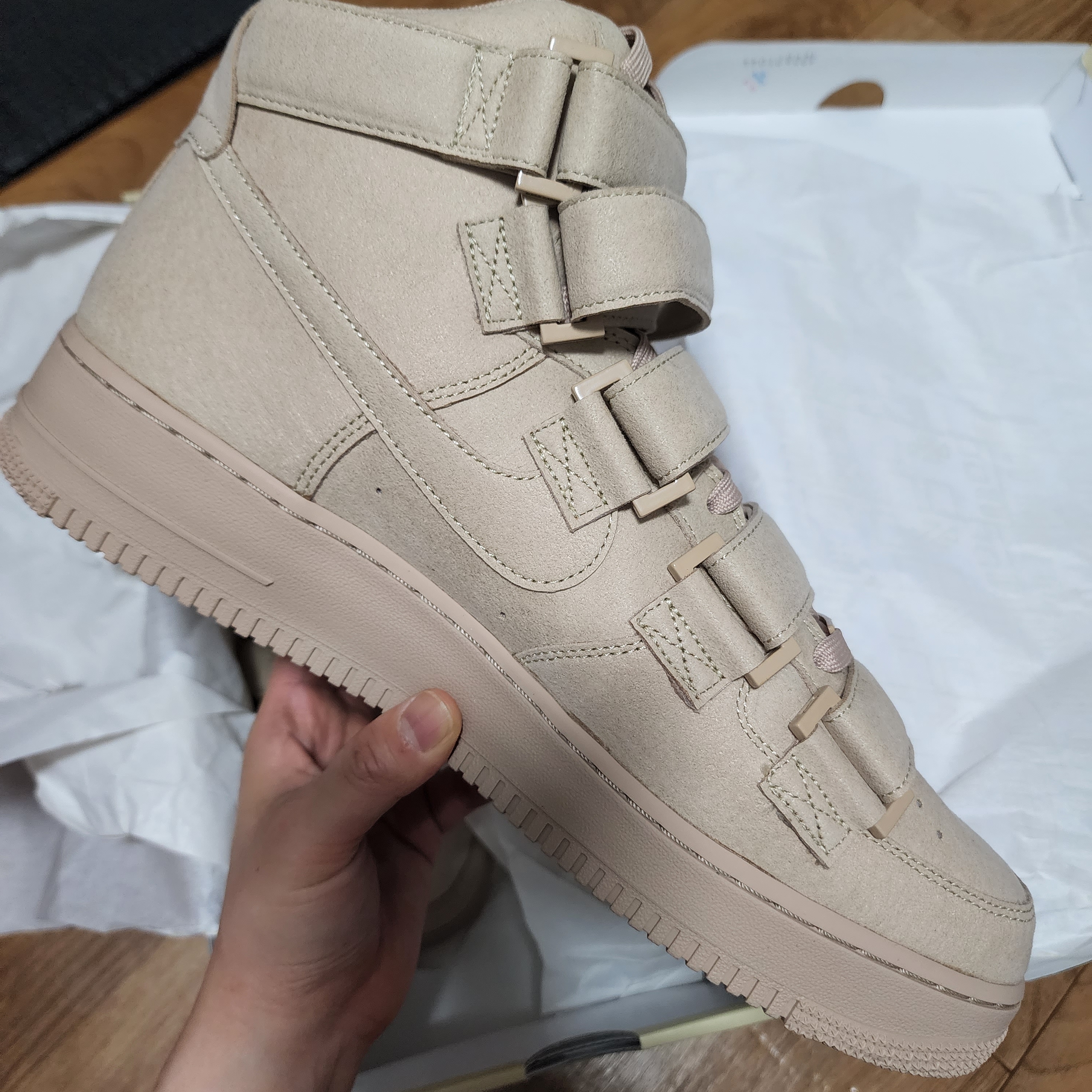 Nike x Billie Eilish Air Force 1 High '07 SP Mushroom 착용 스타일 - 1