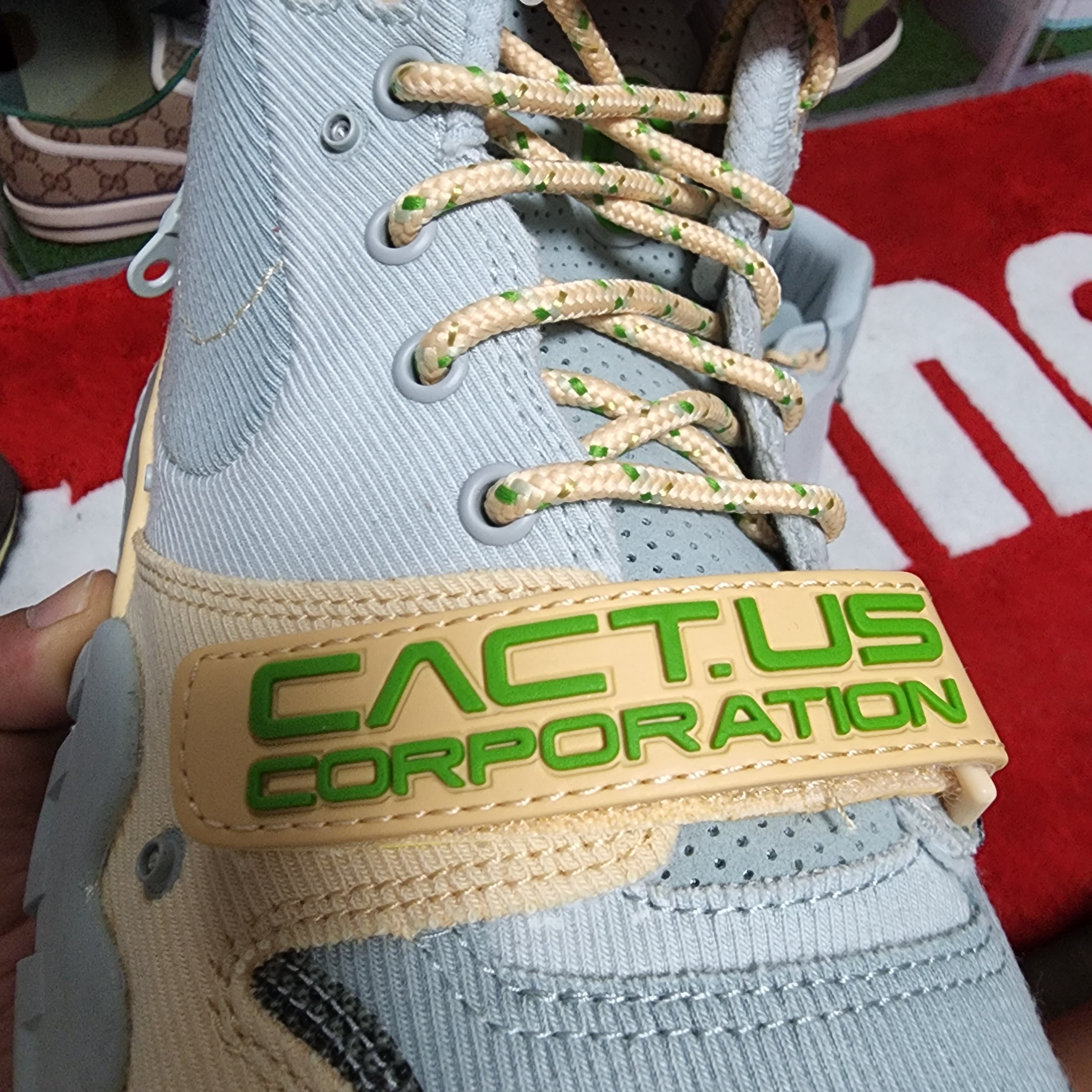 Nike x Travis Scott Nike Air Trainer 1 Grey Haze and Dusty Sage 착용 스타일 - 1